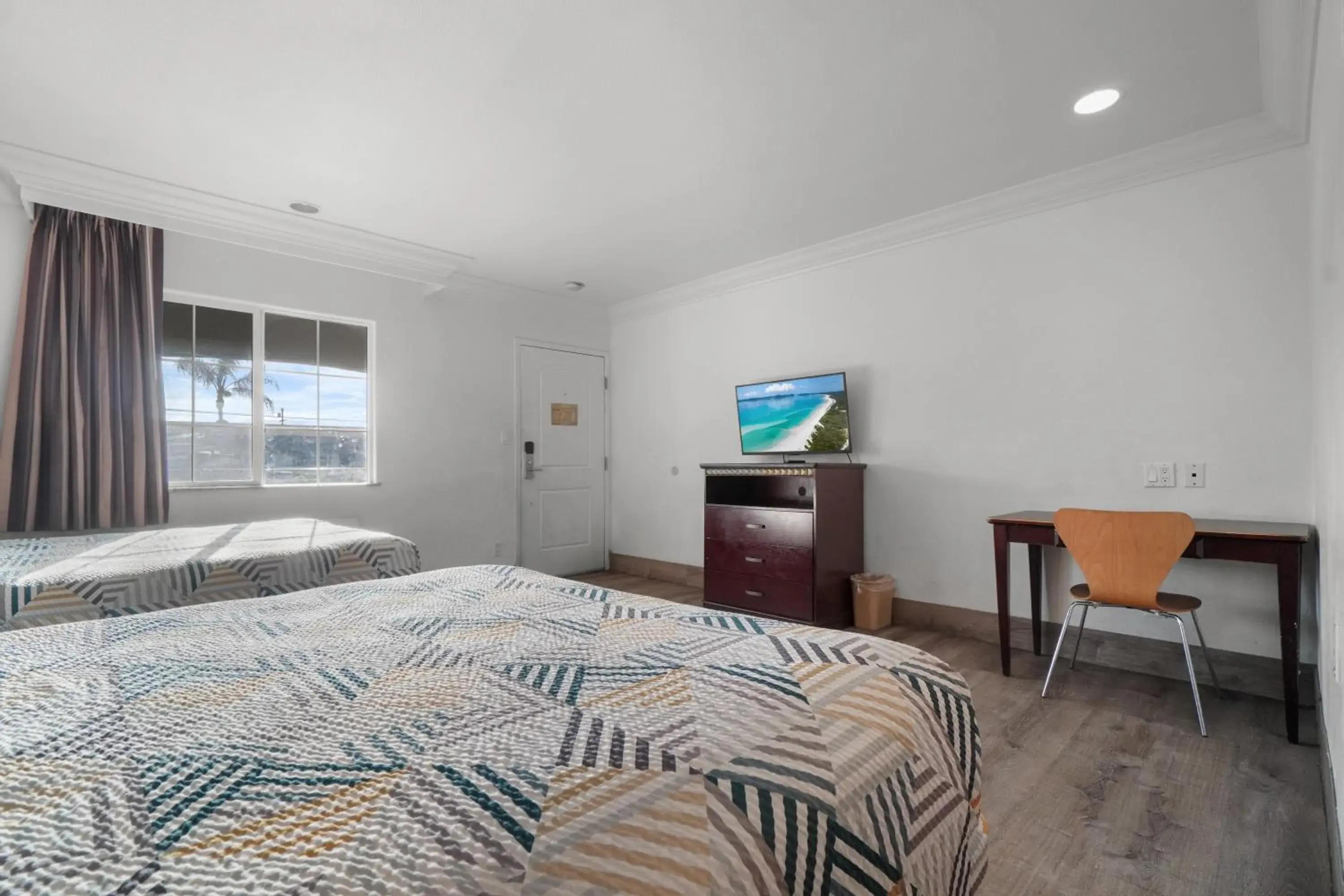 Queen Room with Two Queen Beds in Santa Fe Inn Los Angeles Queen Room with Two Queen Beds in Santa Fe Inn Los Angeles