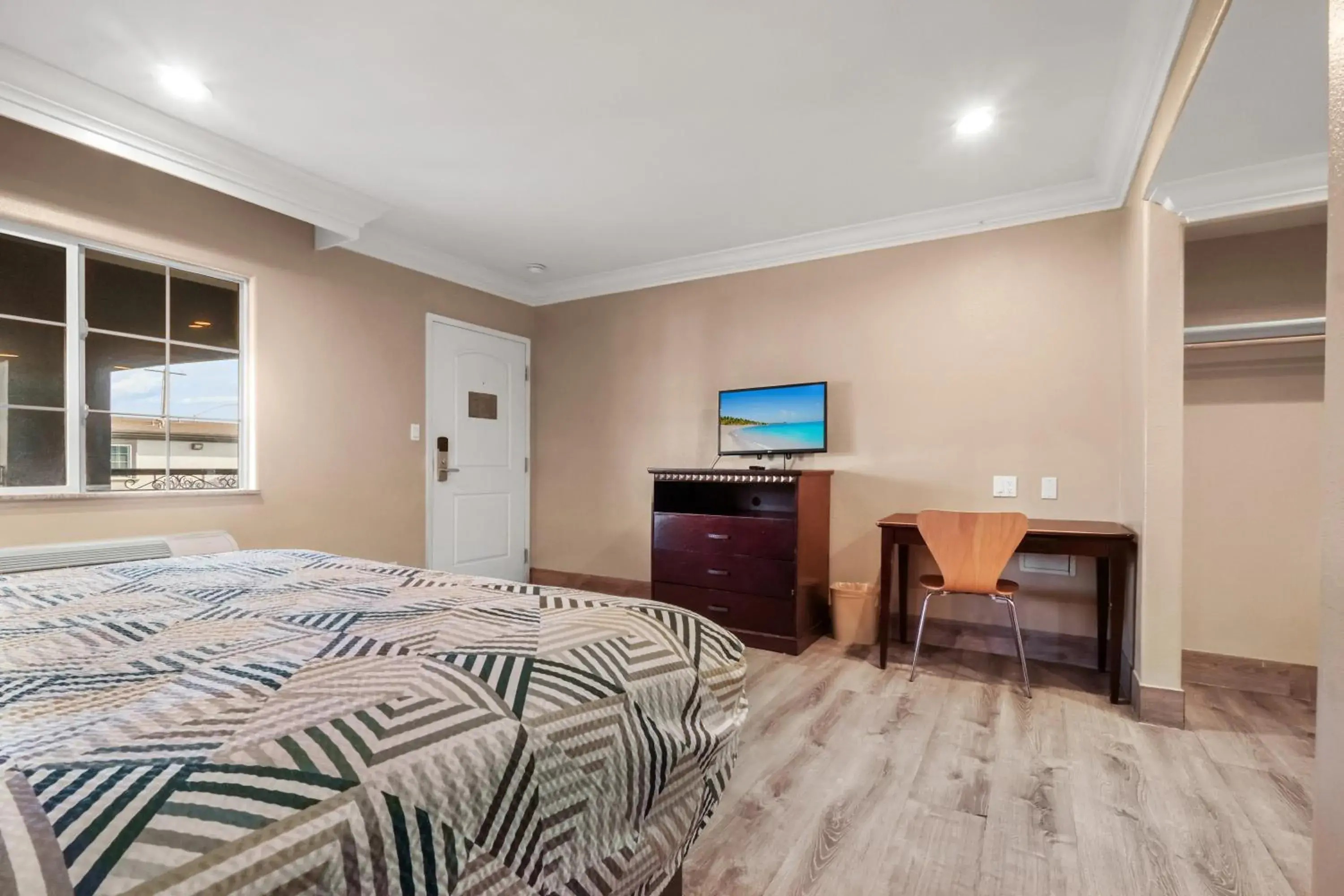 King Room in Santa Fe Inn Los Angeles King Room in Santa Fe Inn Los Angeles