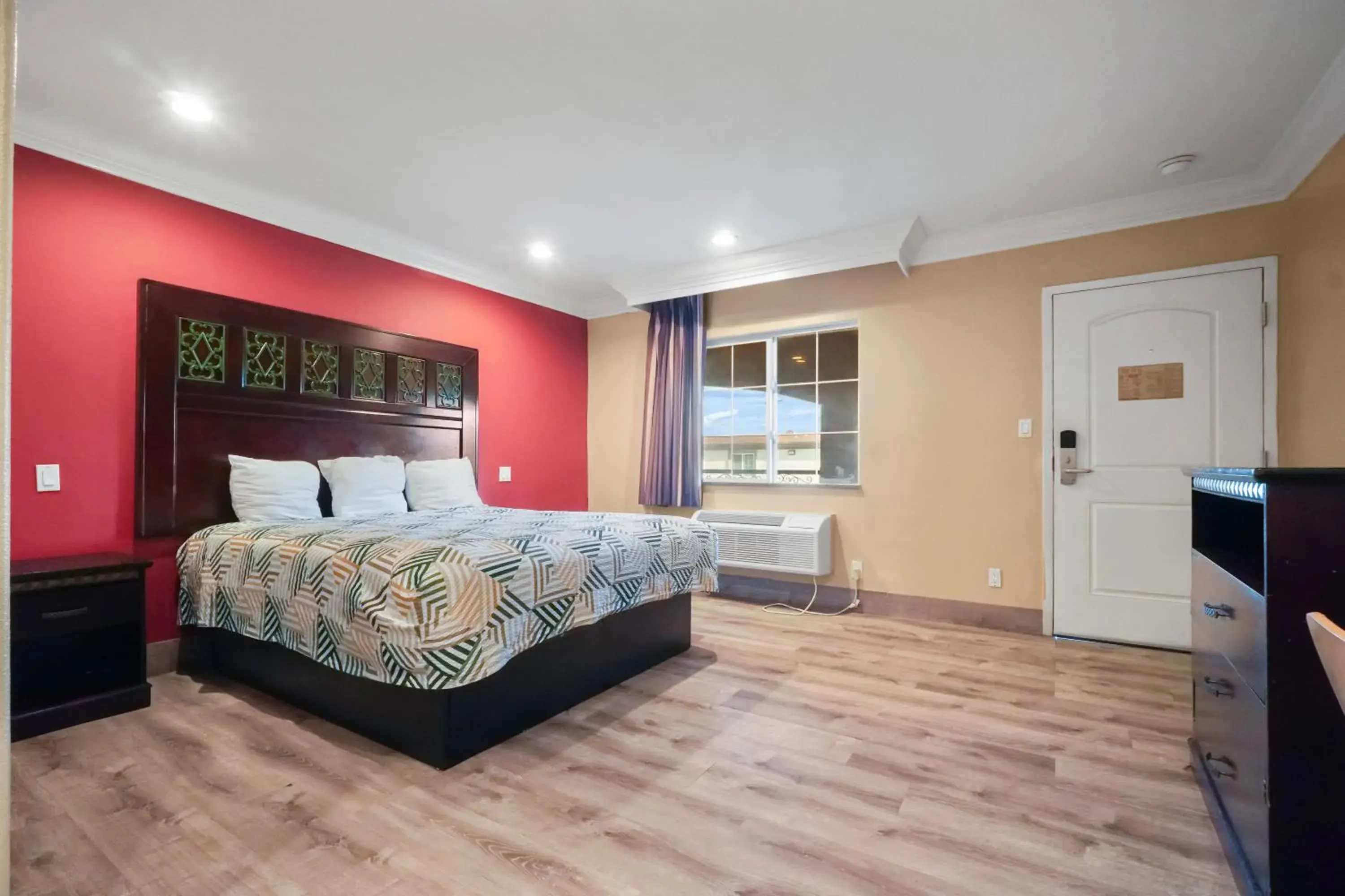 Queen Room in Santa Fe Inn Los Angeles Queen Room in Santa Fe Inn Los Angeles