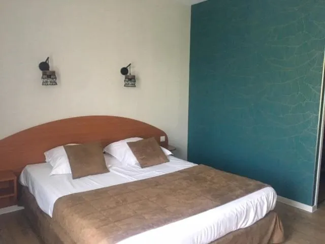 Bedroom, Bed in LOGIS Hôtel LES 3 MARCHANDS