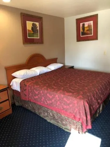 Bed in Crown Lodge Motel