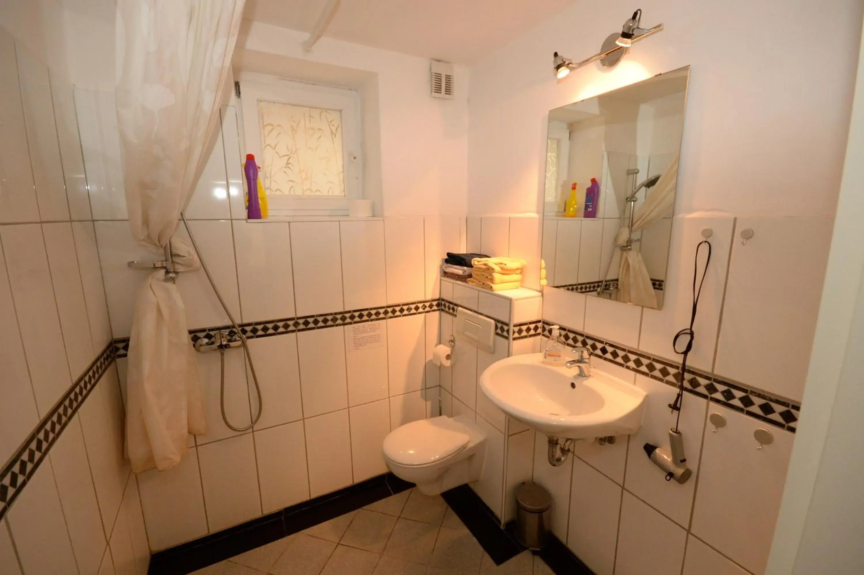 Shower in Airportgästehaus Bremen Shower in Airportgästehaus Bremen