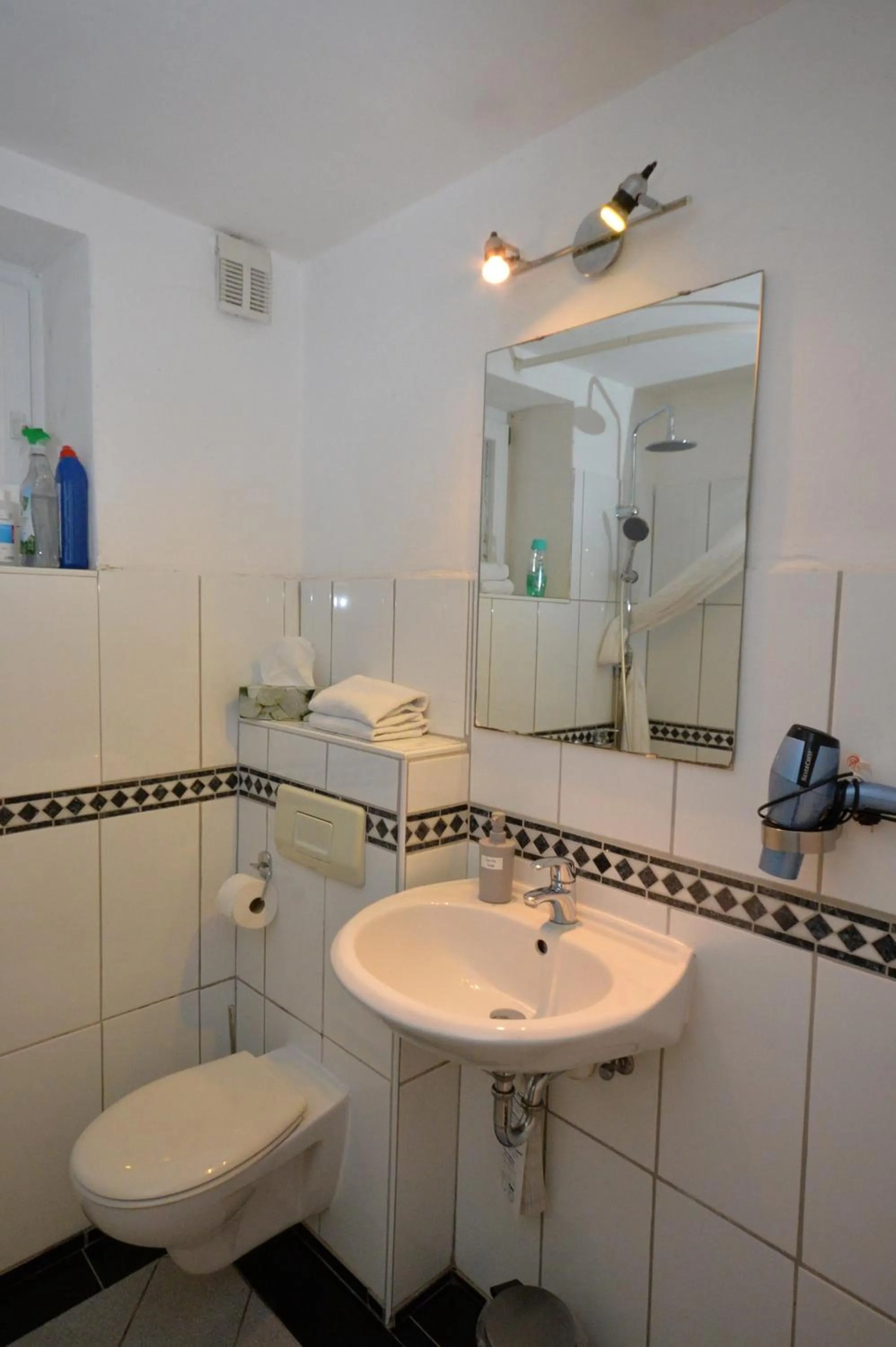 Bathroom in Airportgästehaus Bremen