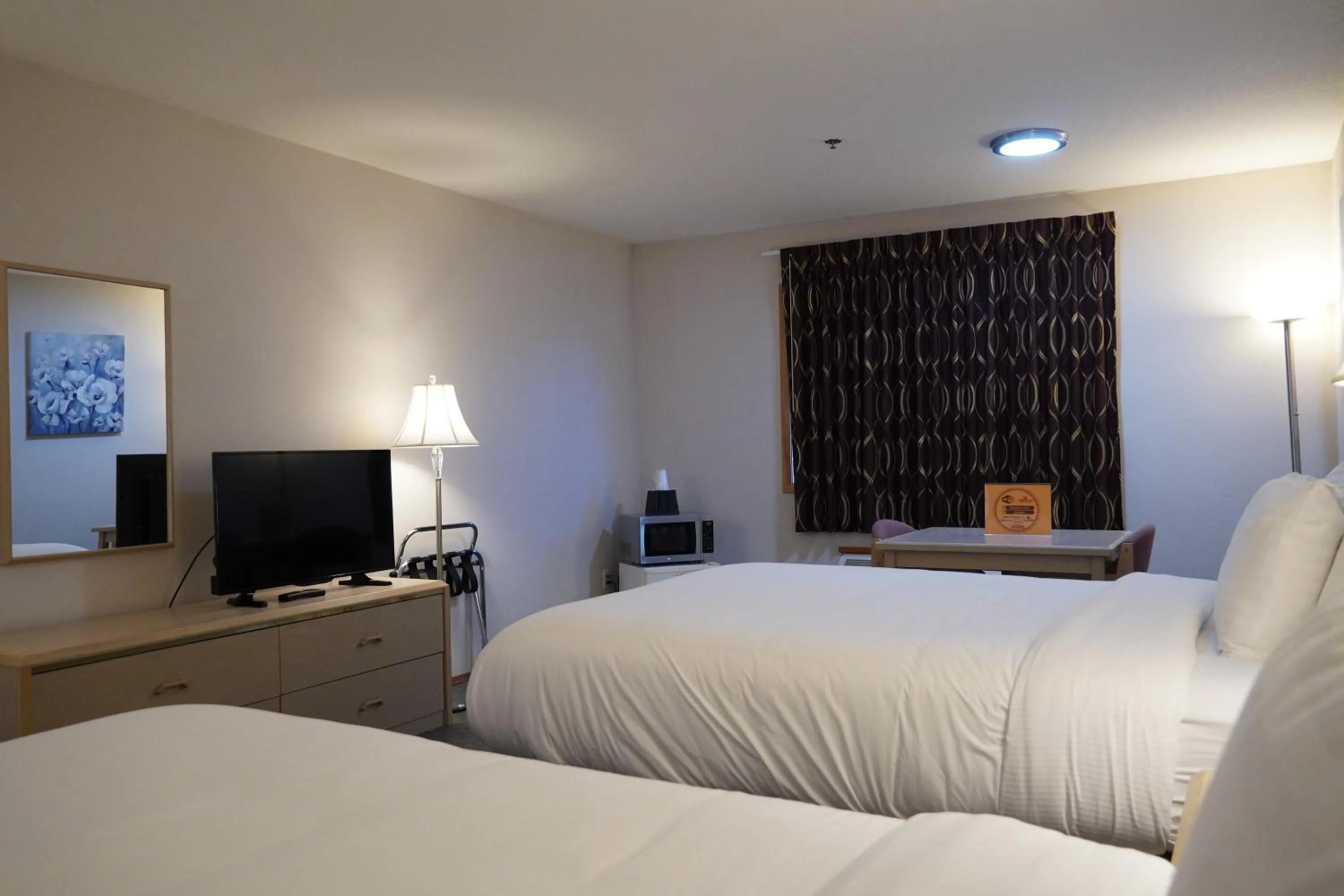 Communal lounge/ TV room, Bed in Timberland Inn & Suites