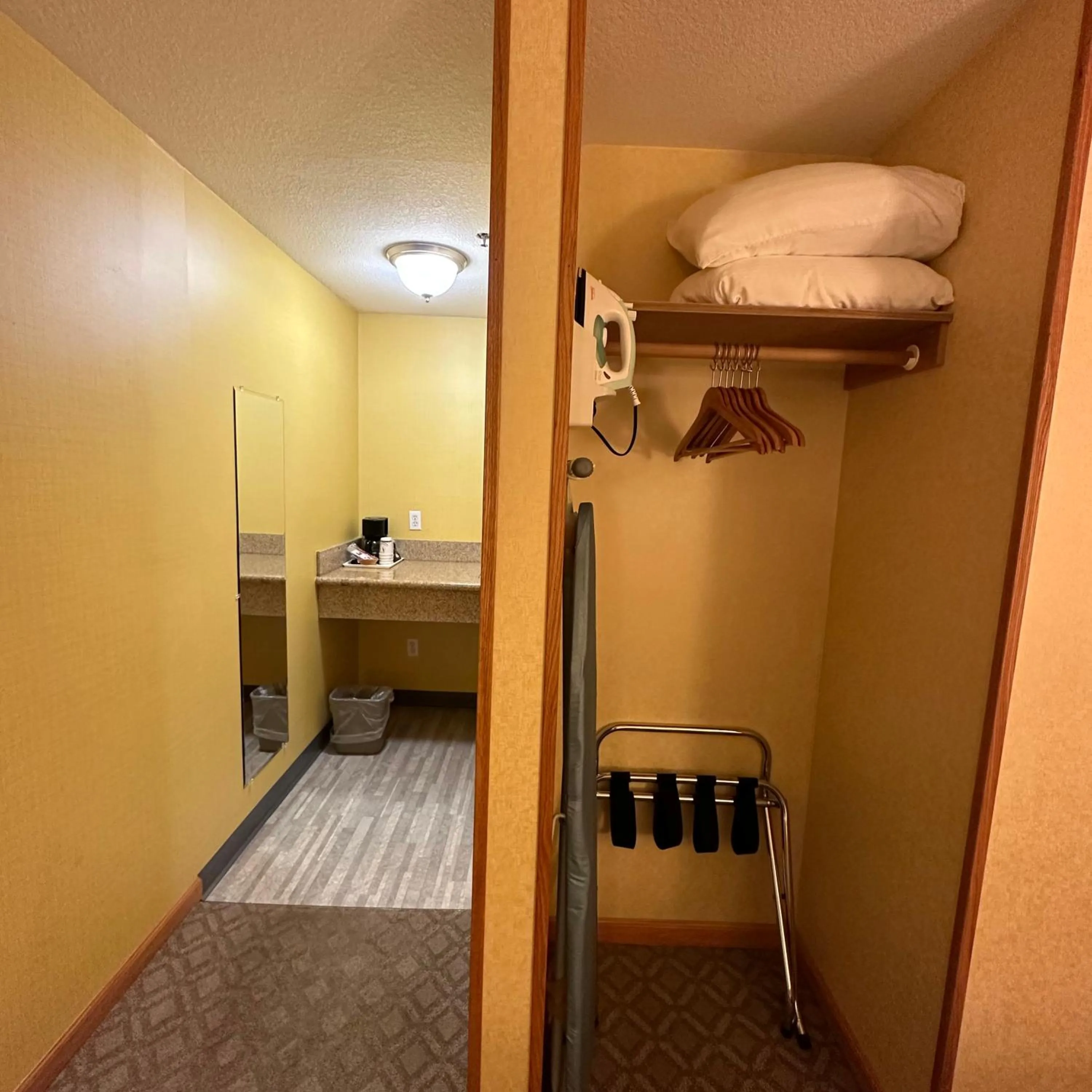 wardrobe, Bed in Timberland Inn & Suites
