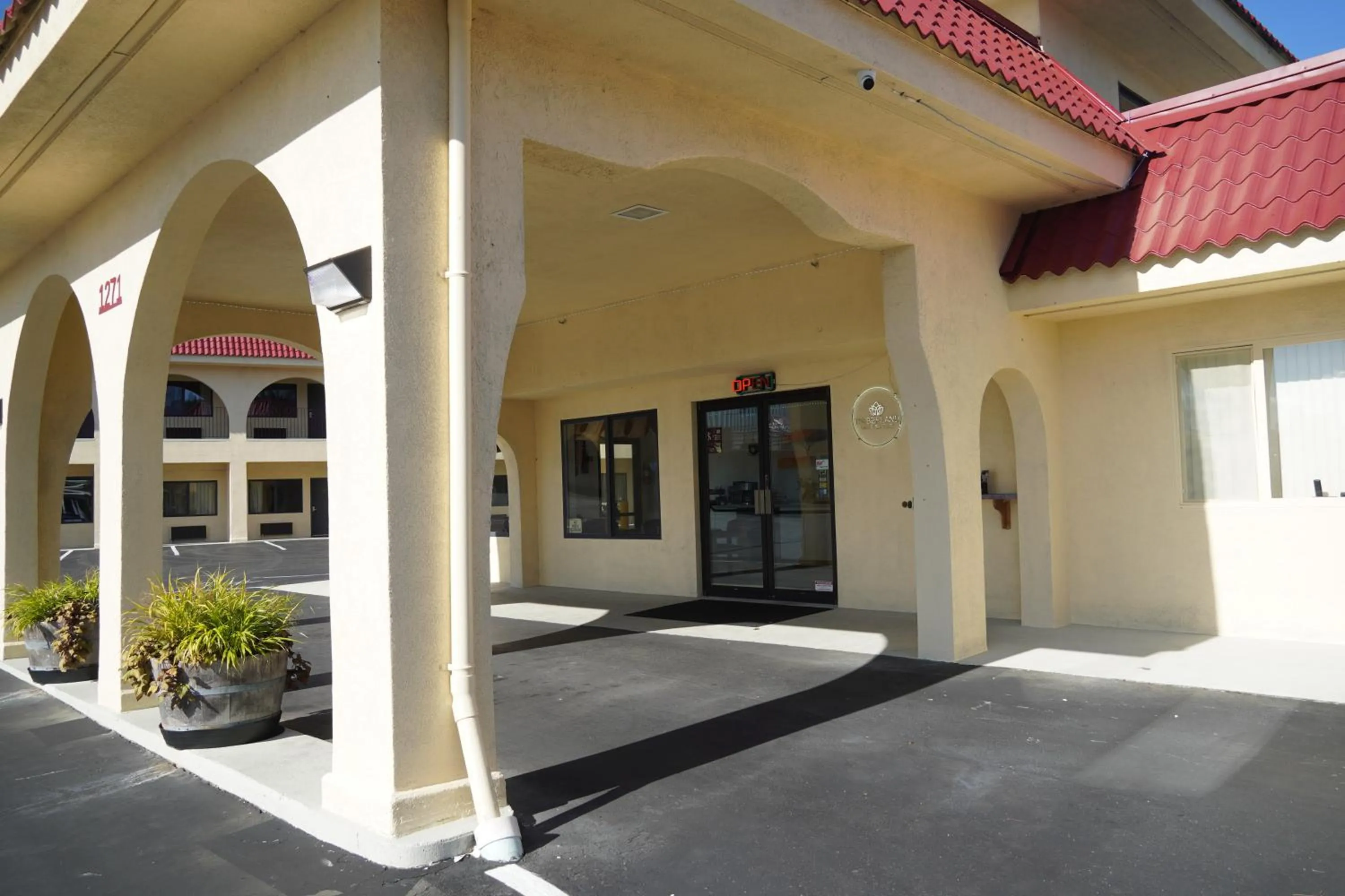 Property building in Timberland Inn & Suites