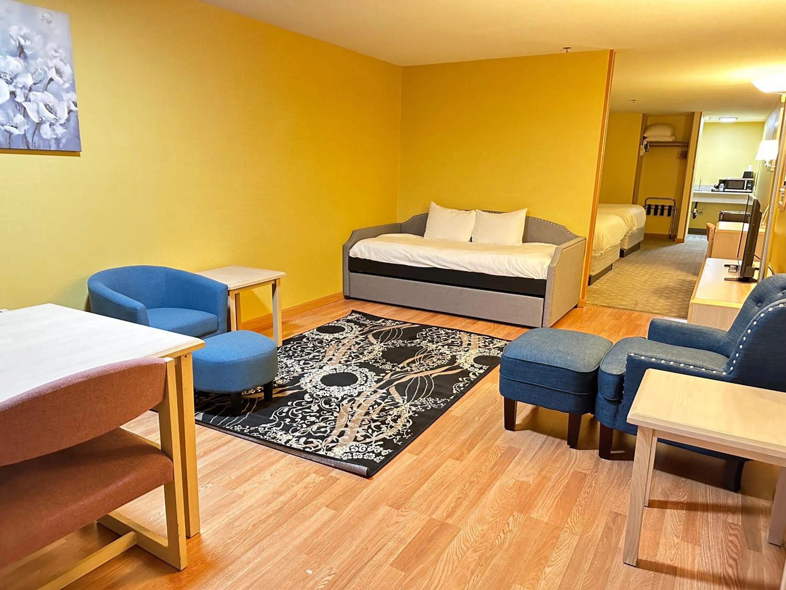 Photo of the whole room, Bed in Timberland Inn & Suites