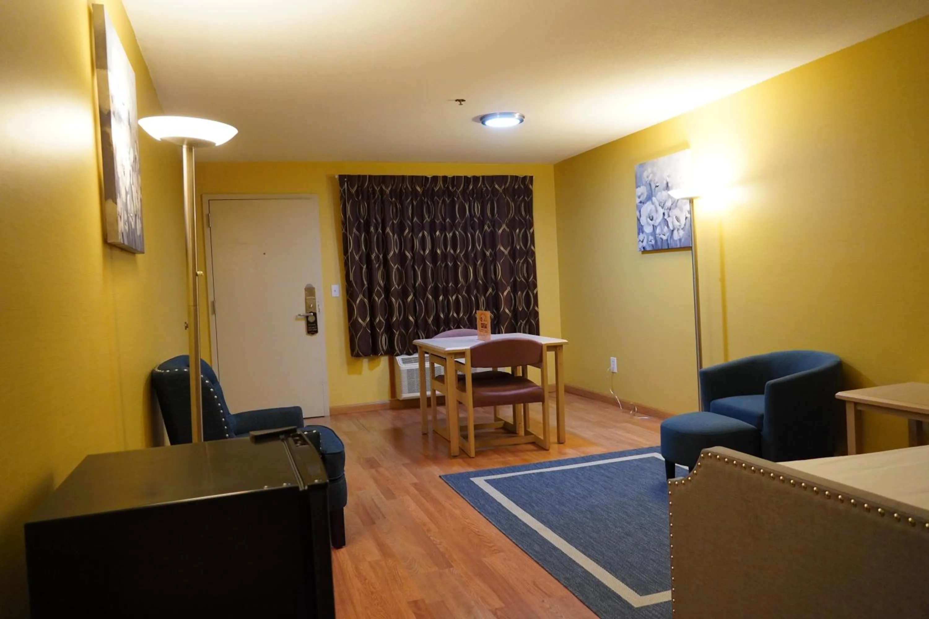 Seating area in Timberland Inn & Suites