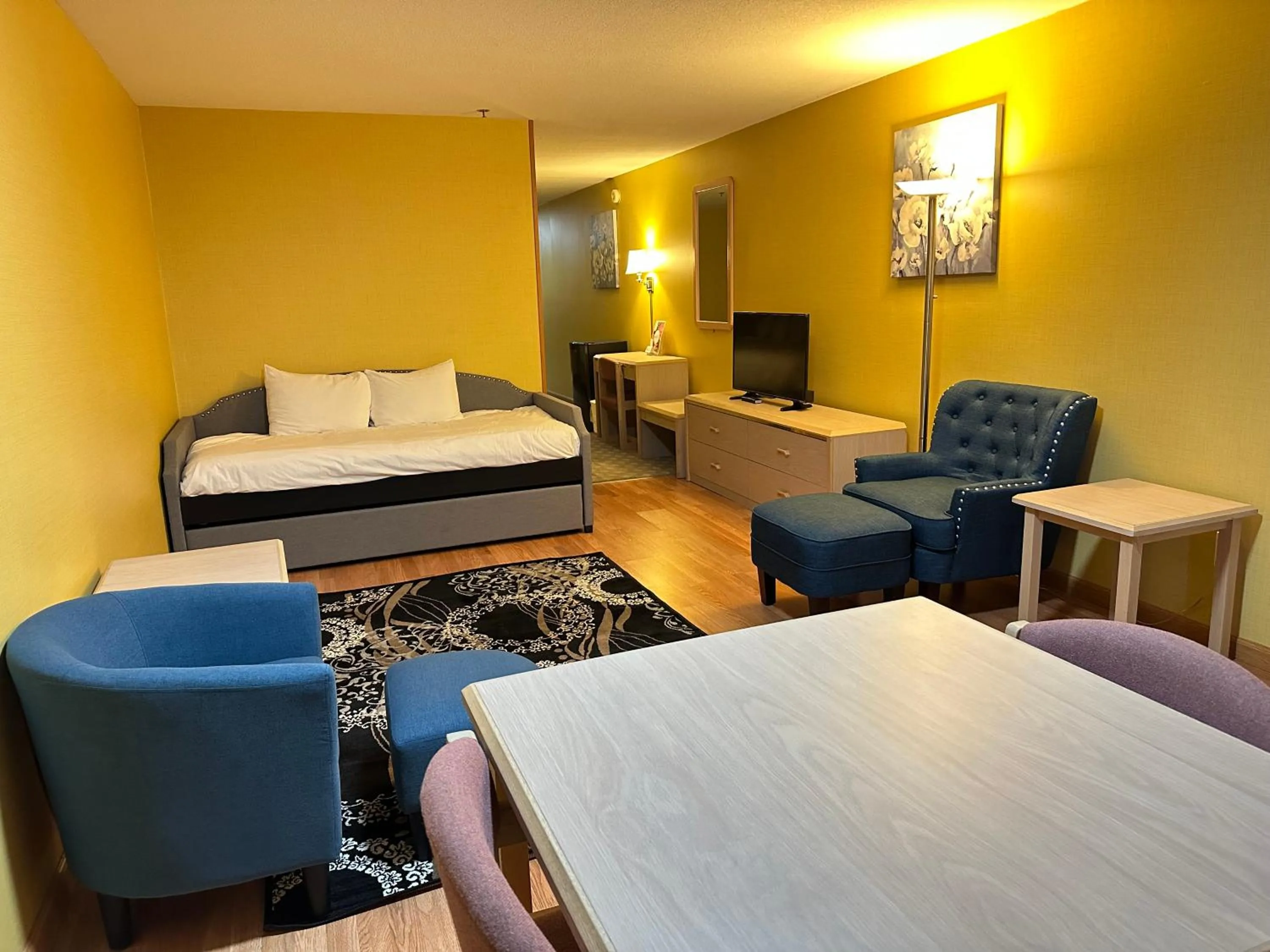 Communal lounge/ TV room, Bed in Timberland Inn & Suites