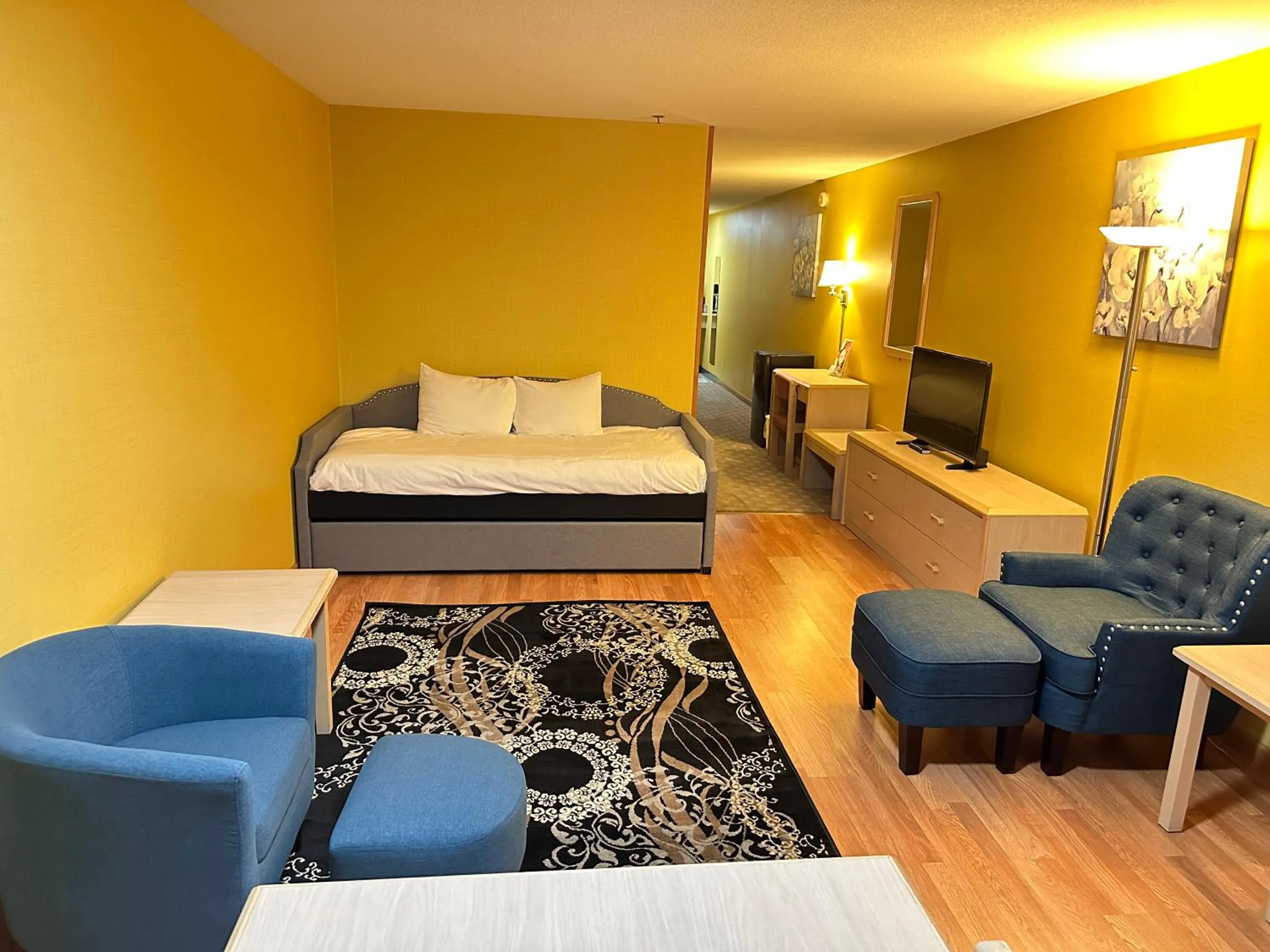 TV and multimedia, Bed in Timberland Inn & Suites