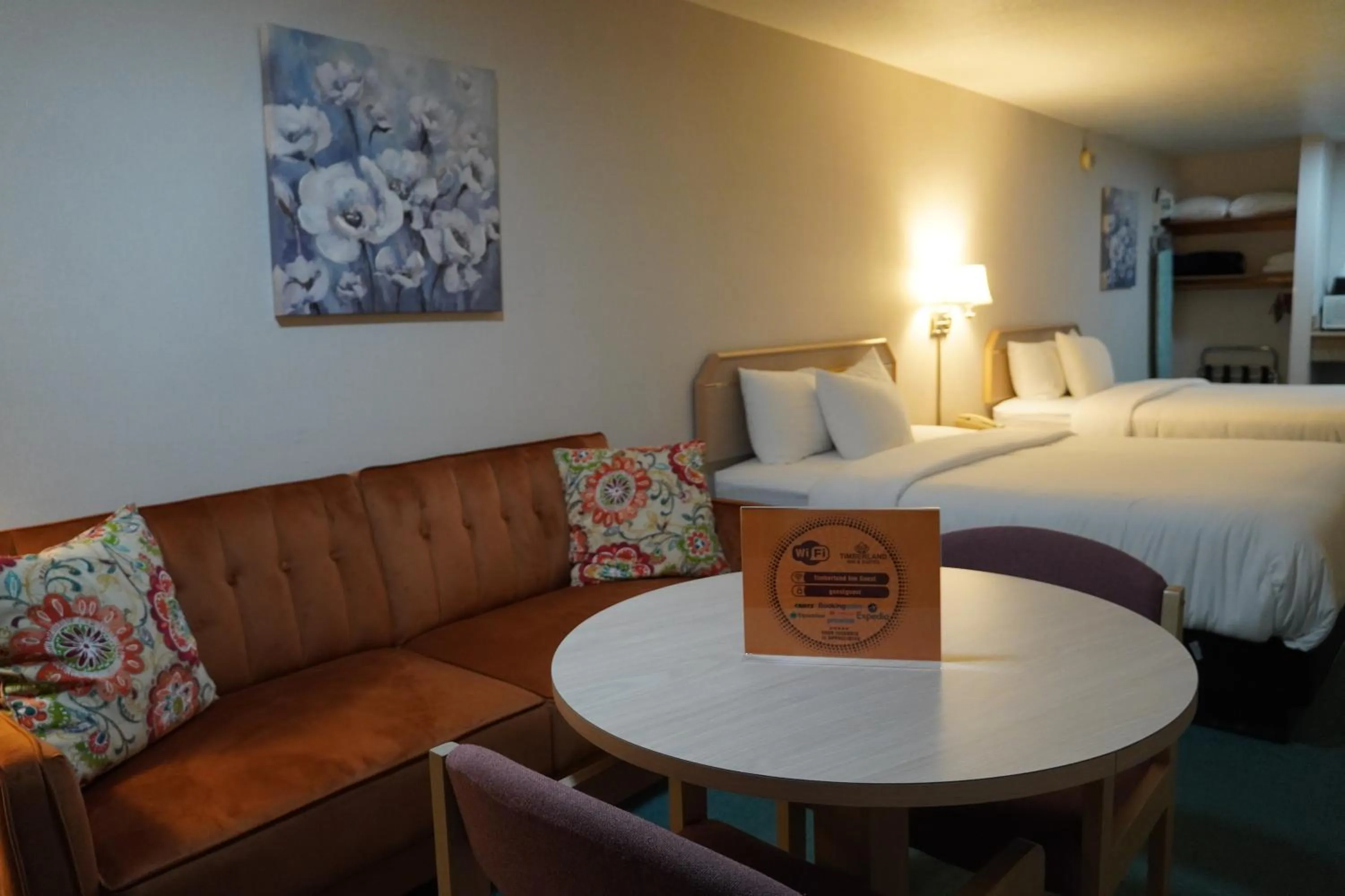 Living room, Bed in Timberland Inn & Suites