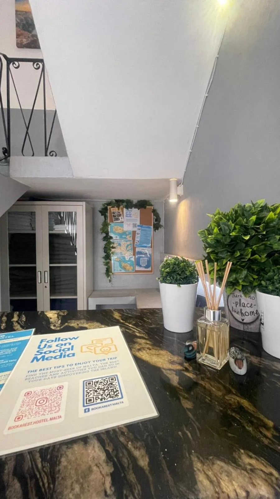 Lobby or reception in Bookarest Hostel Malta