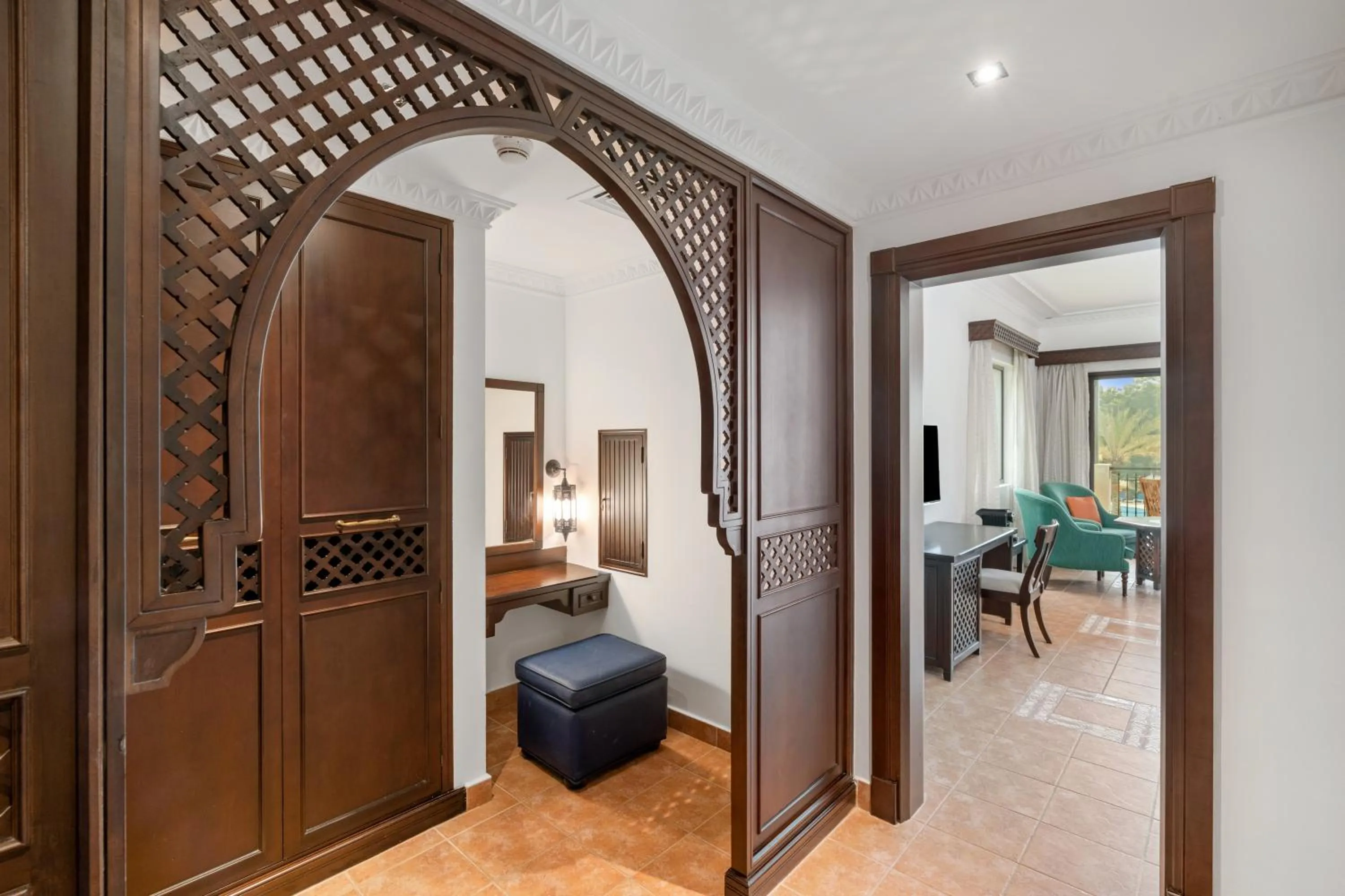 wardrobe, Bed in Hilton Ras Al Khaimah Beach Resort