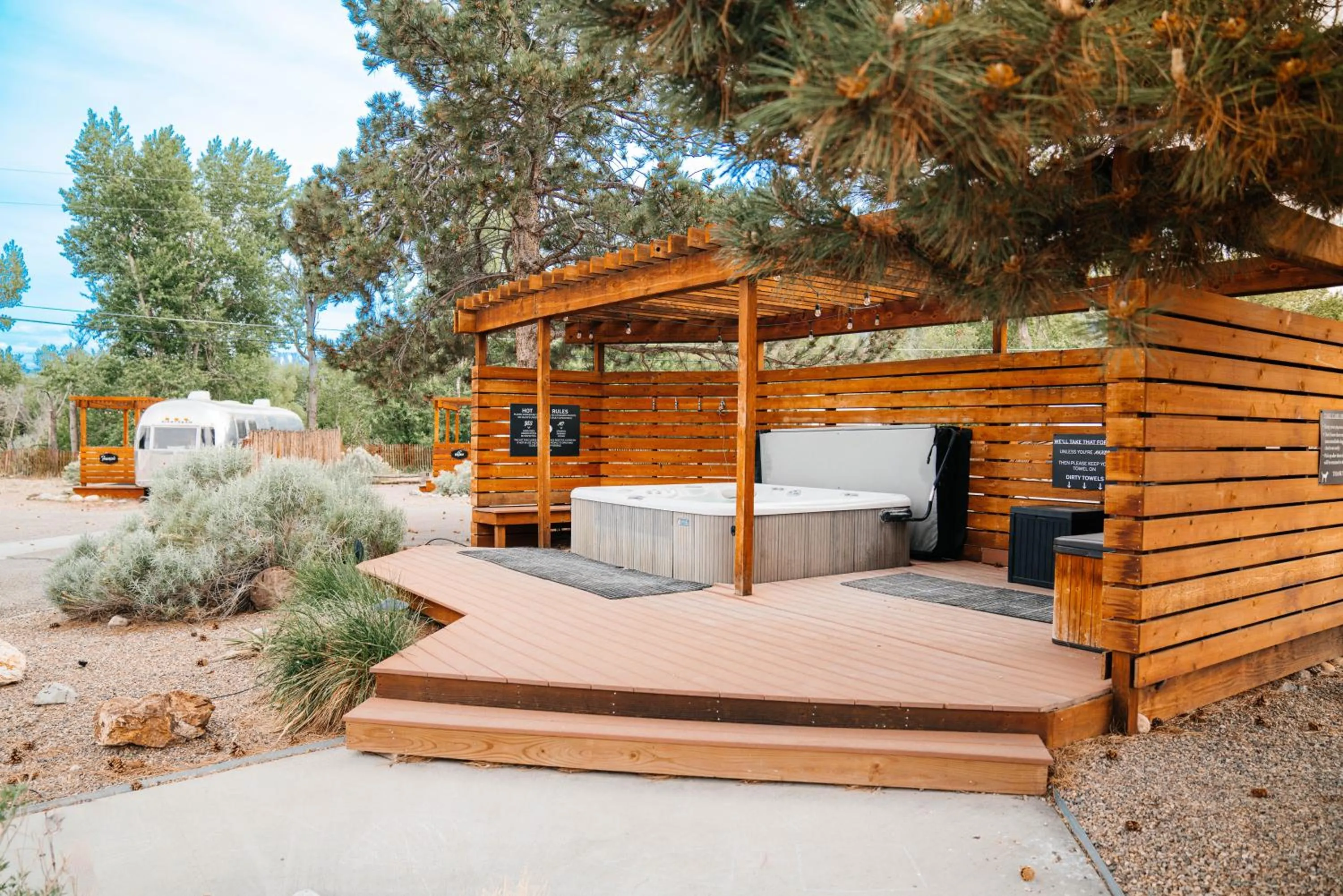 Hot Tub in Amigo Motor Lodge