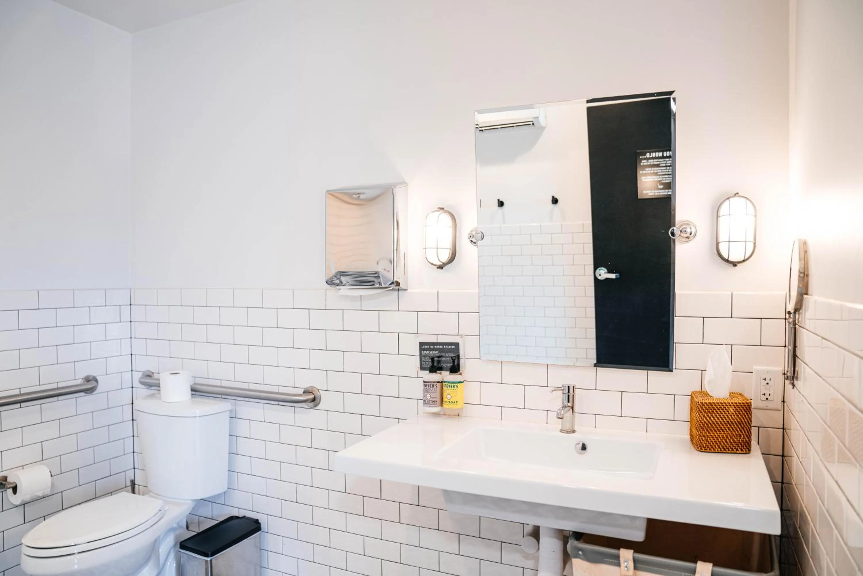 Bathroom in Amigo Motor Lodge