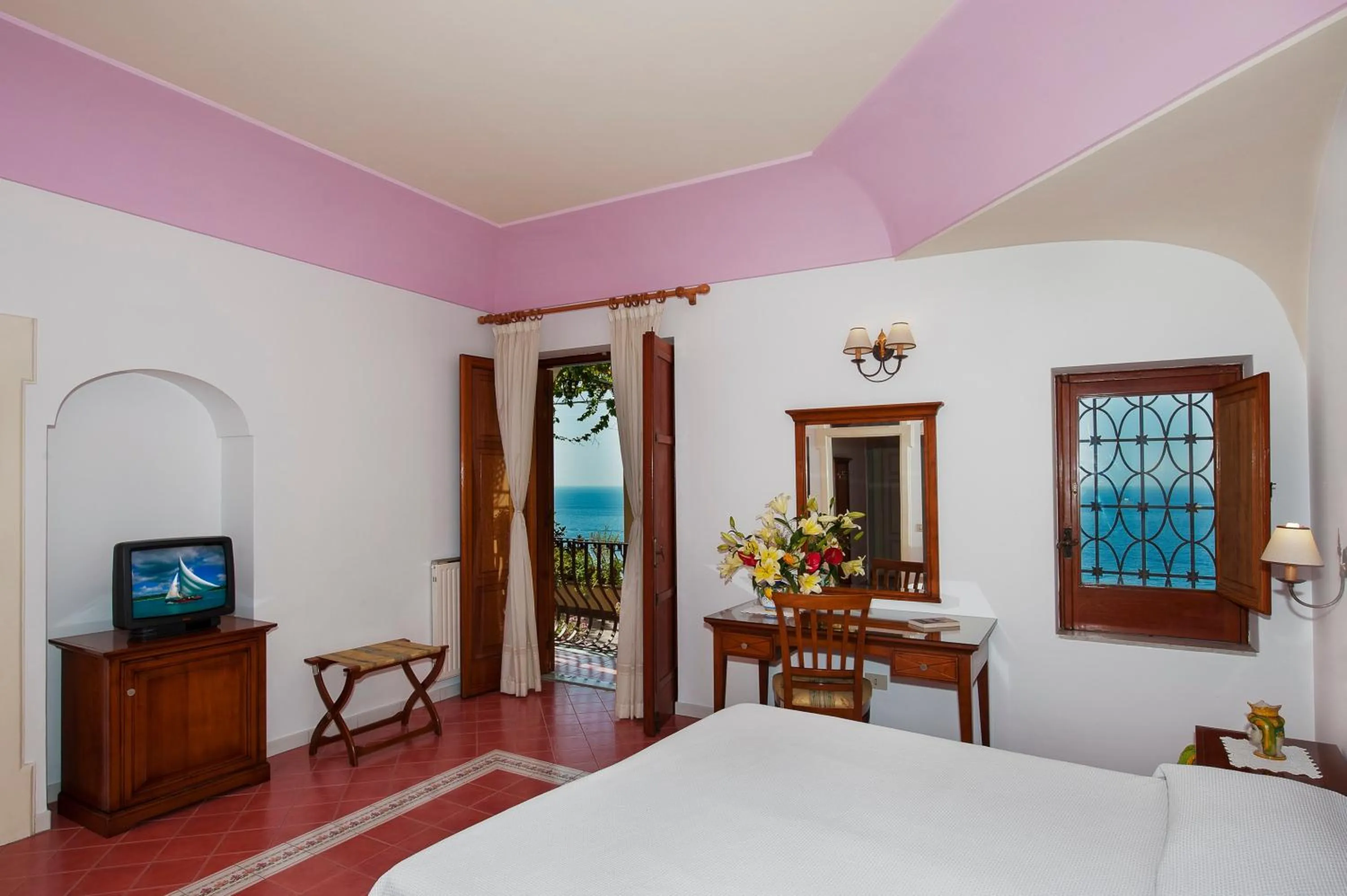 Photo of the whole room, Bed in Albergo California