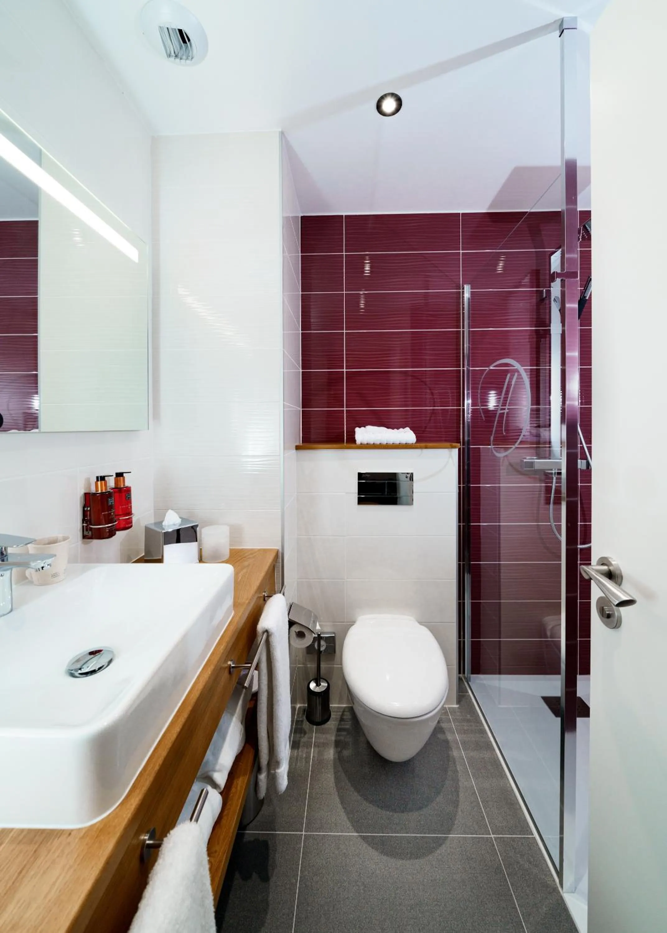 Bathroom in Hotel Dali Val d'Europe, Tapestry Collection by Hilton