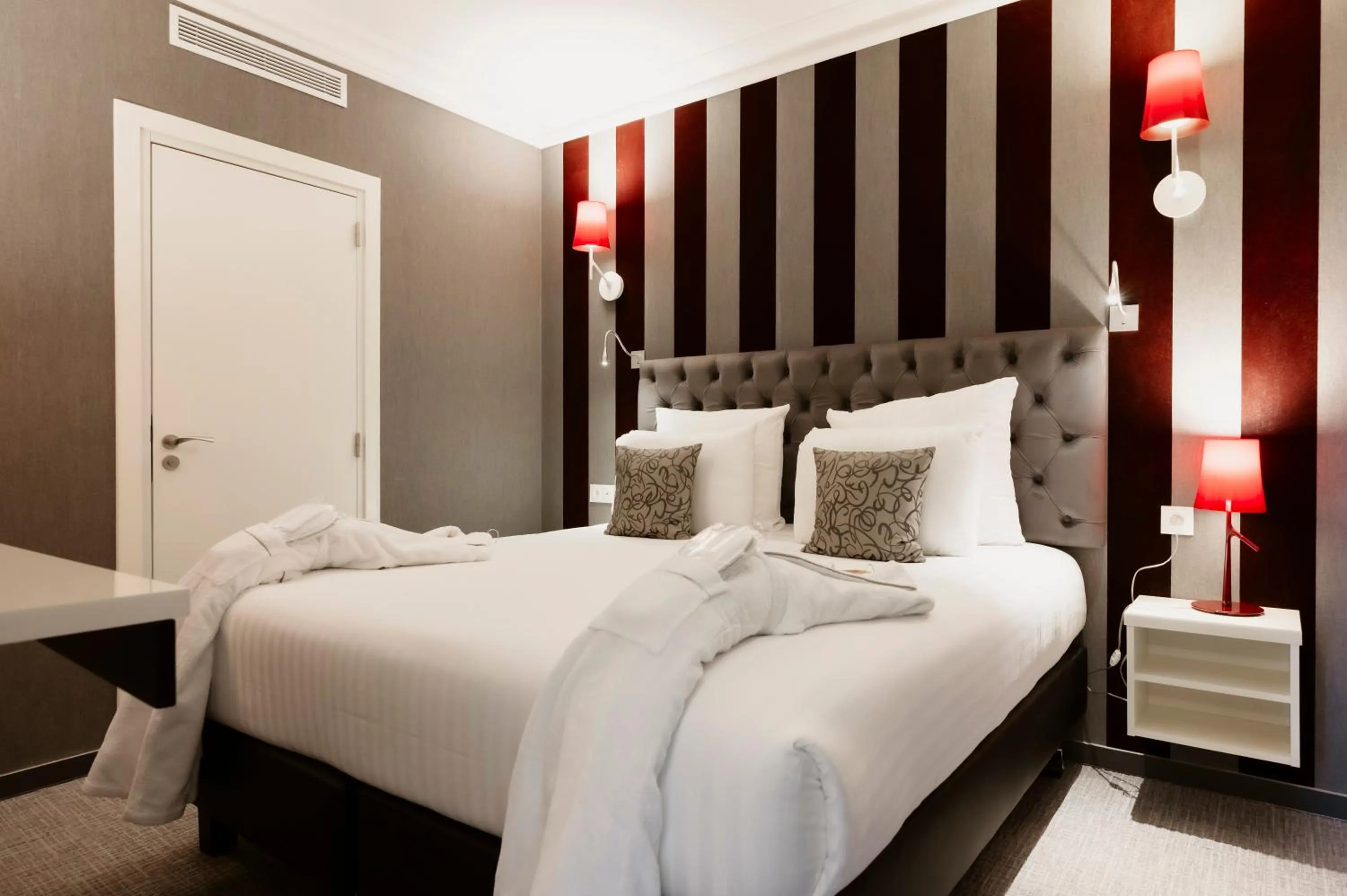 Bedroom, Bed in Hotel Dali Val d'Europe, Tapestry Collection by Hilton