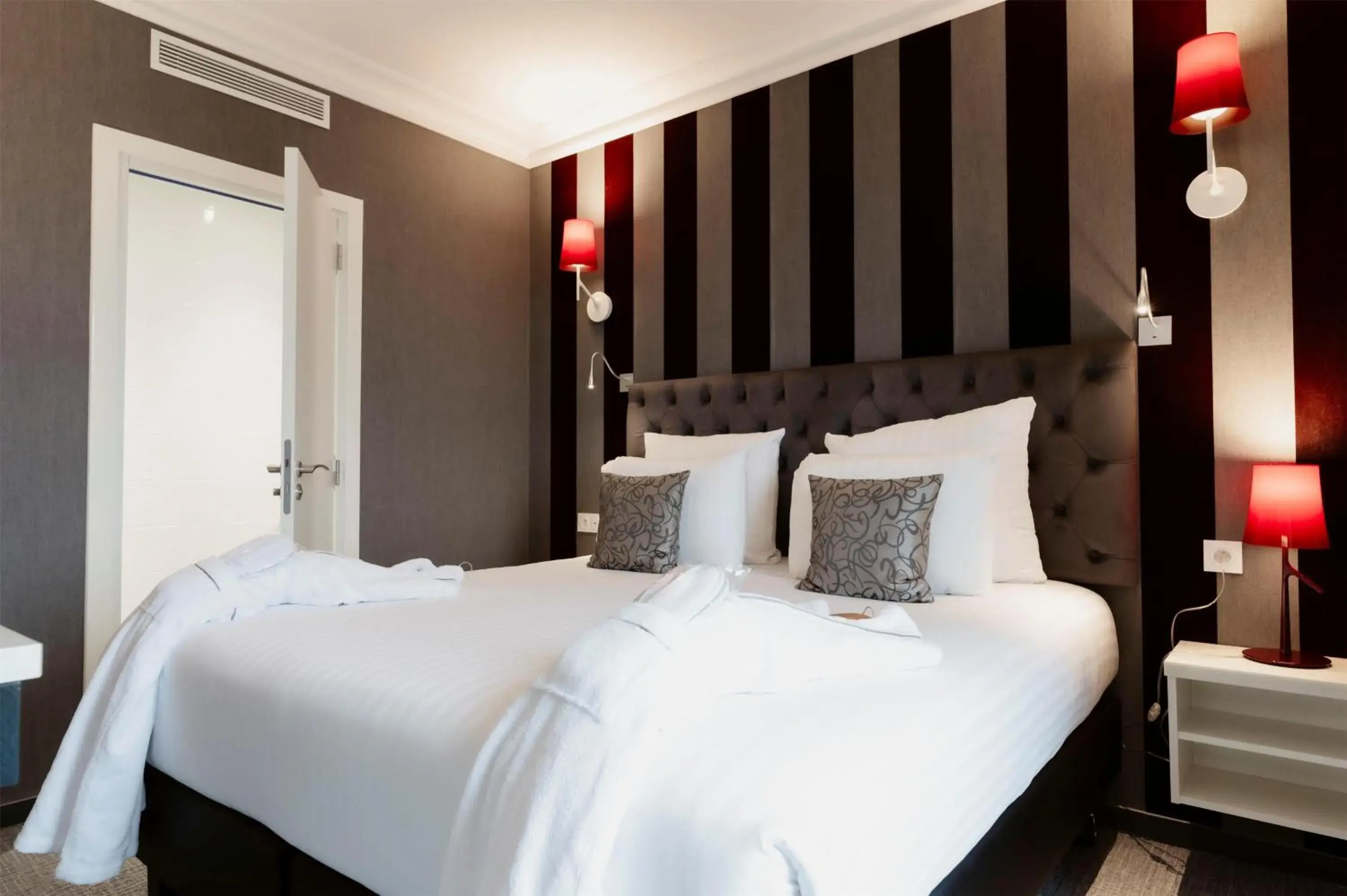 Bed in Hotel Dali Val d'Europe, Tapestry Collection by Hilton Bed in Hotel Dali Val d'Europe, Tapestry Collection by Hilton