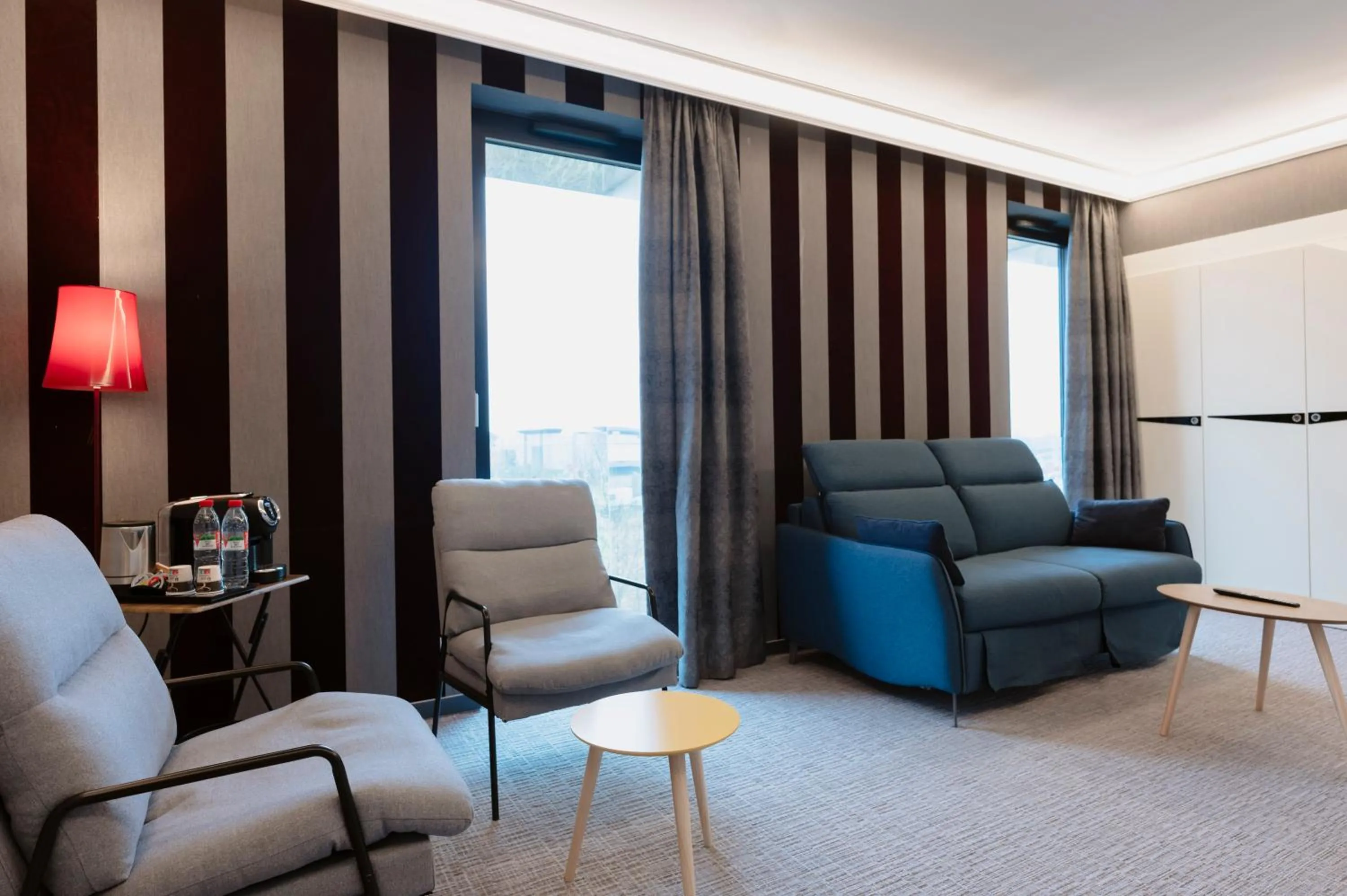 Living room in Hotel Dali Val d'Europe, Tapestry Collection by Hilton