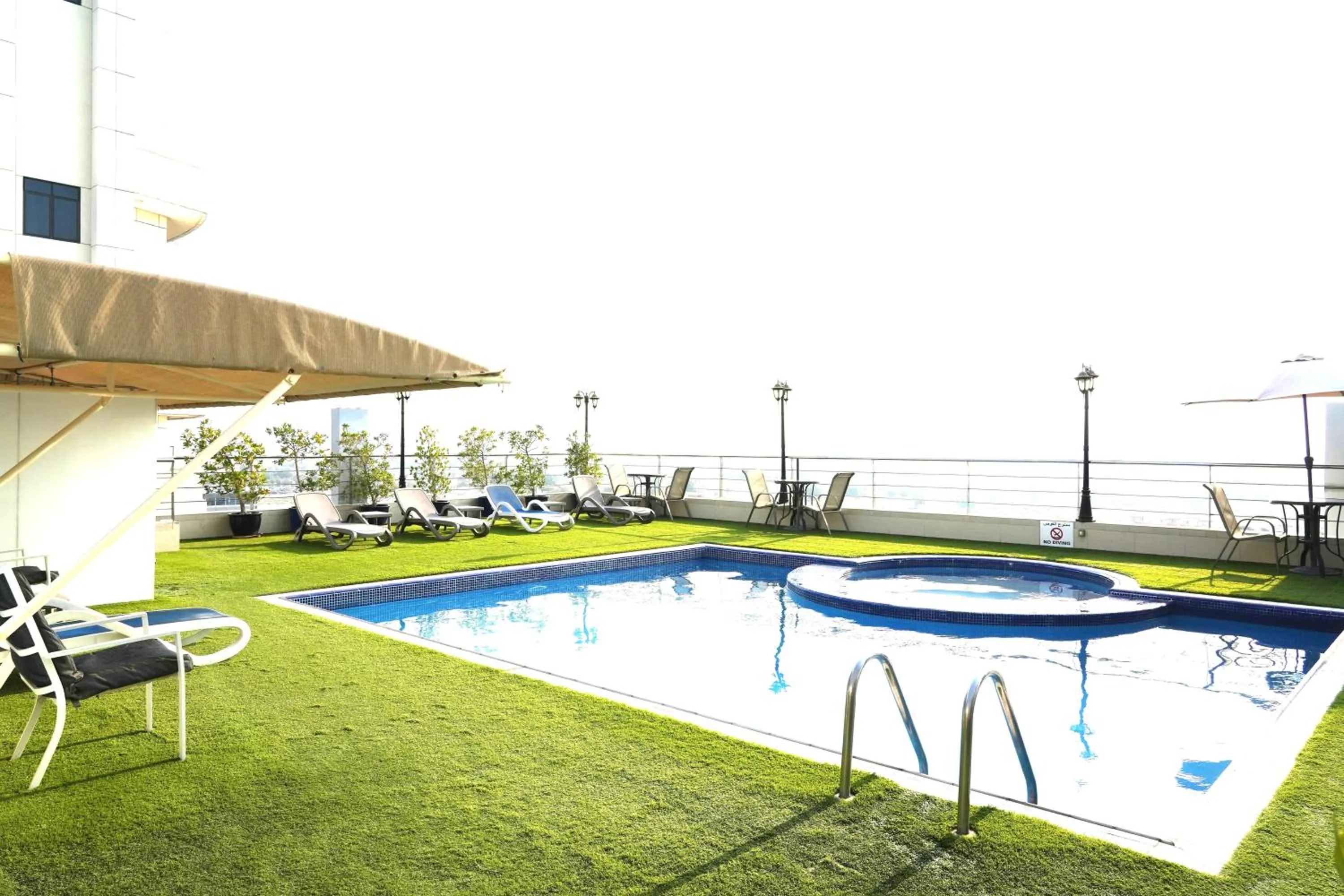 Swimming pool in Grandeur Hotel Al Barsha