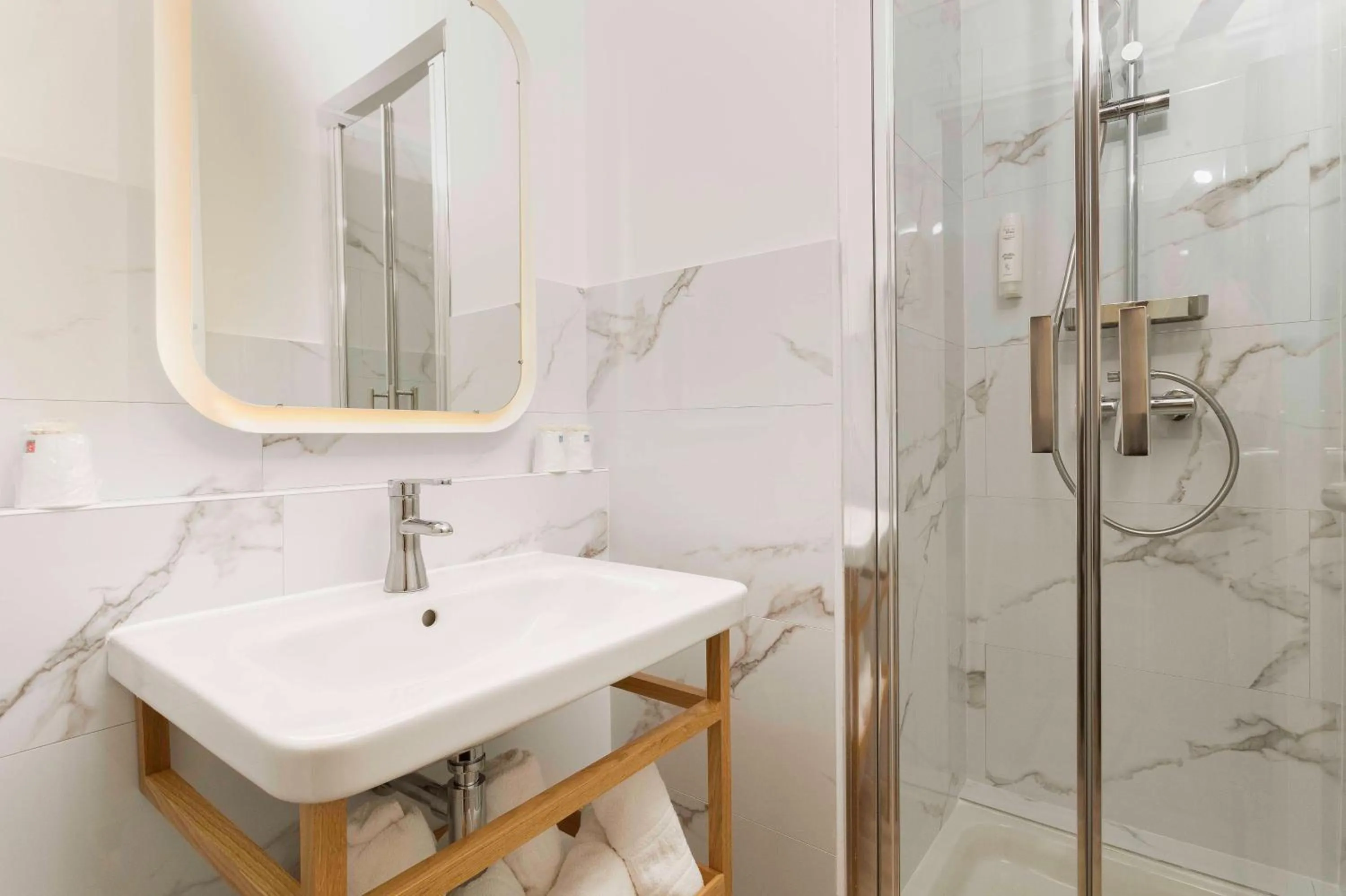 Shower in Le Relais d'Agay