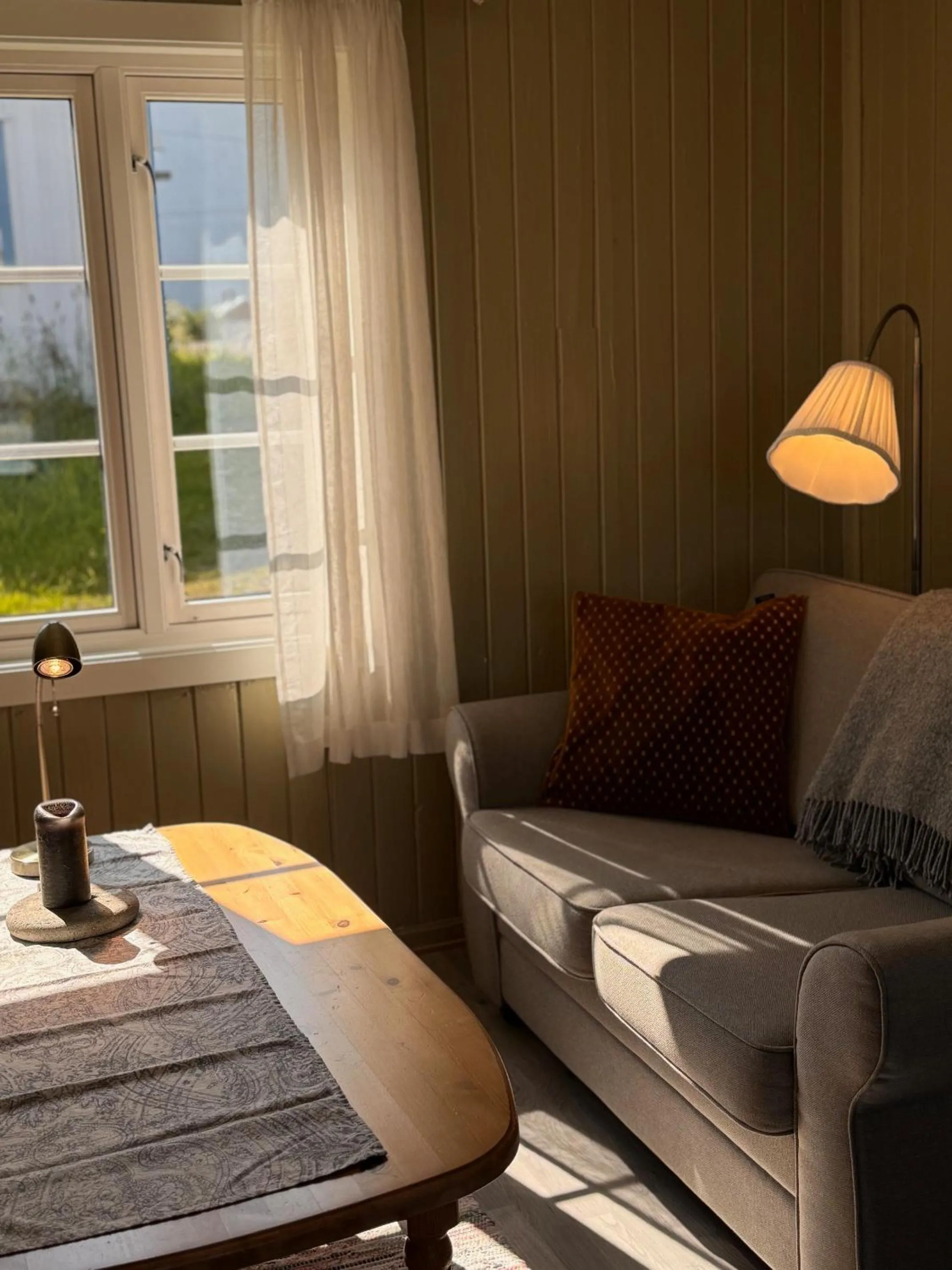 Seating area in Sakrisøy Rorbuer