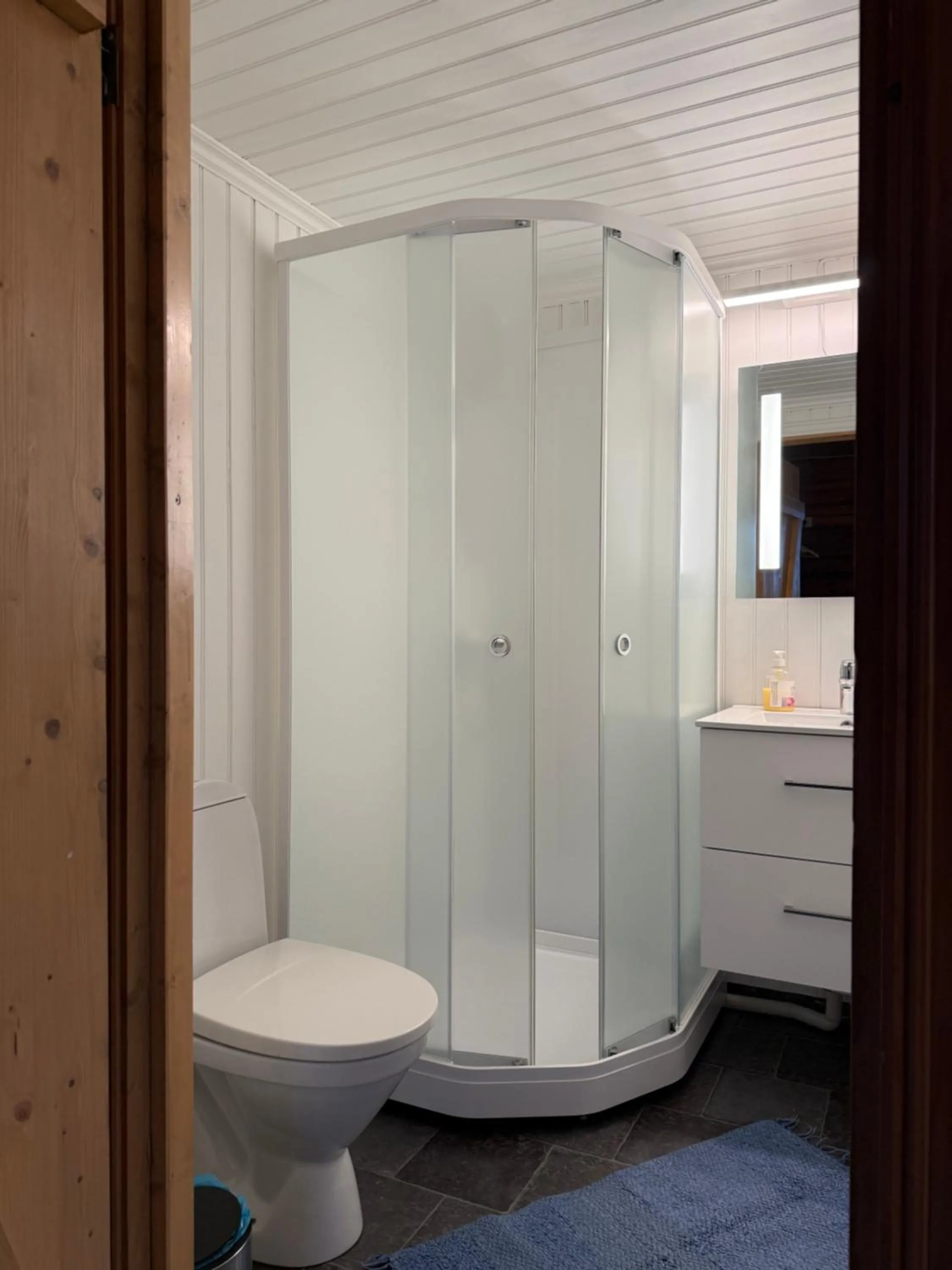Toilet in Sakrisøy Rorbuer