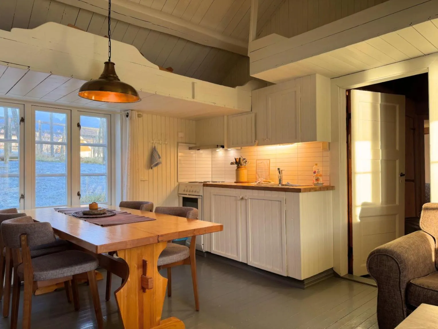 Kitchen or kitchenette in Sakrisøy Rorbuer