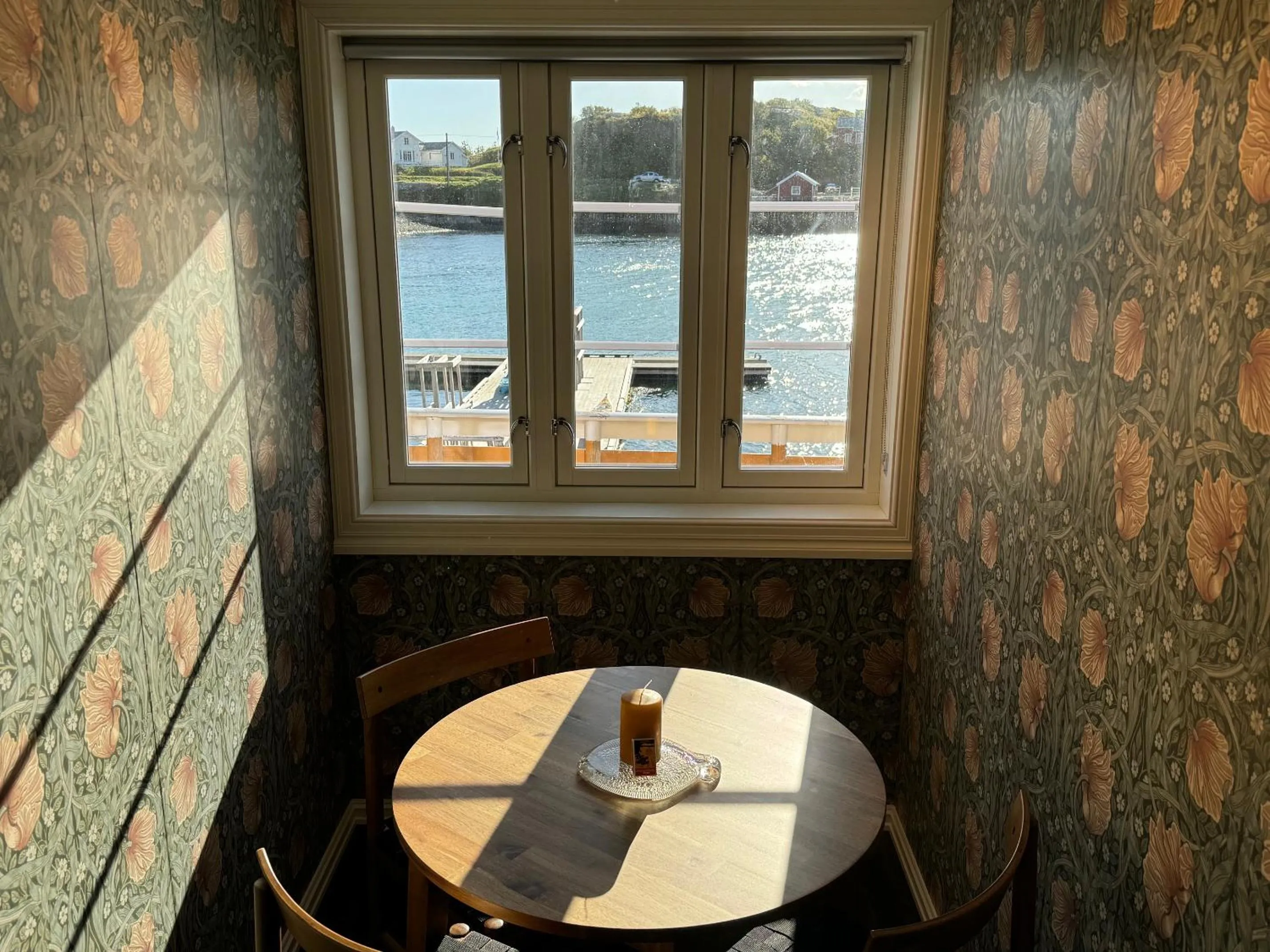 Dining area in Sakrisøy Rorbuer