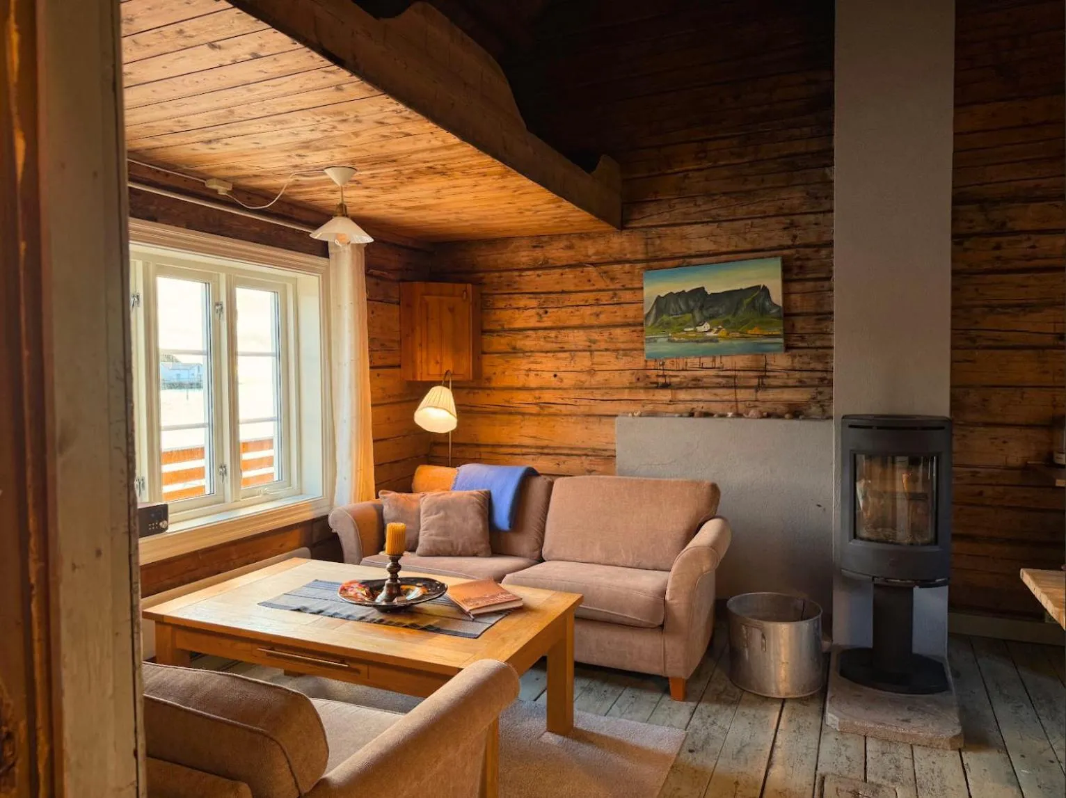 Seating area in Sakrisøy Rorbuer