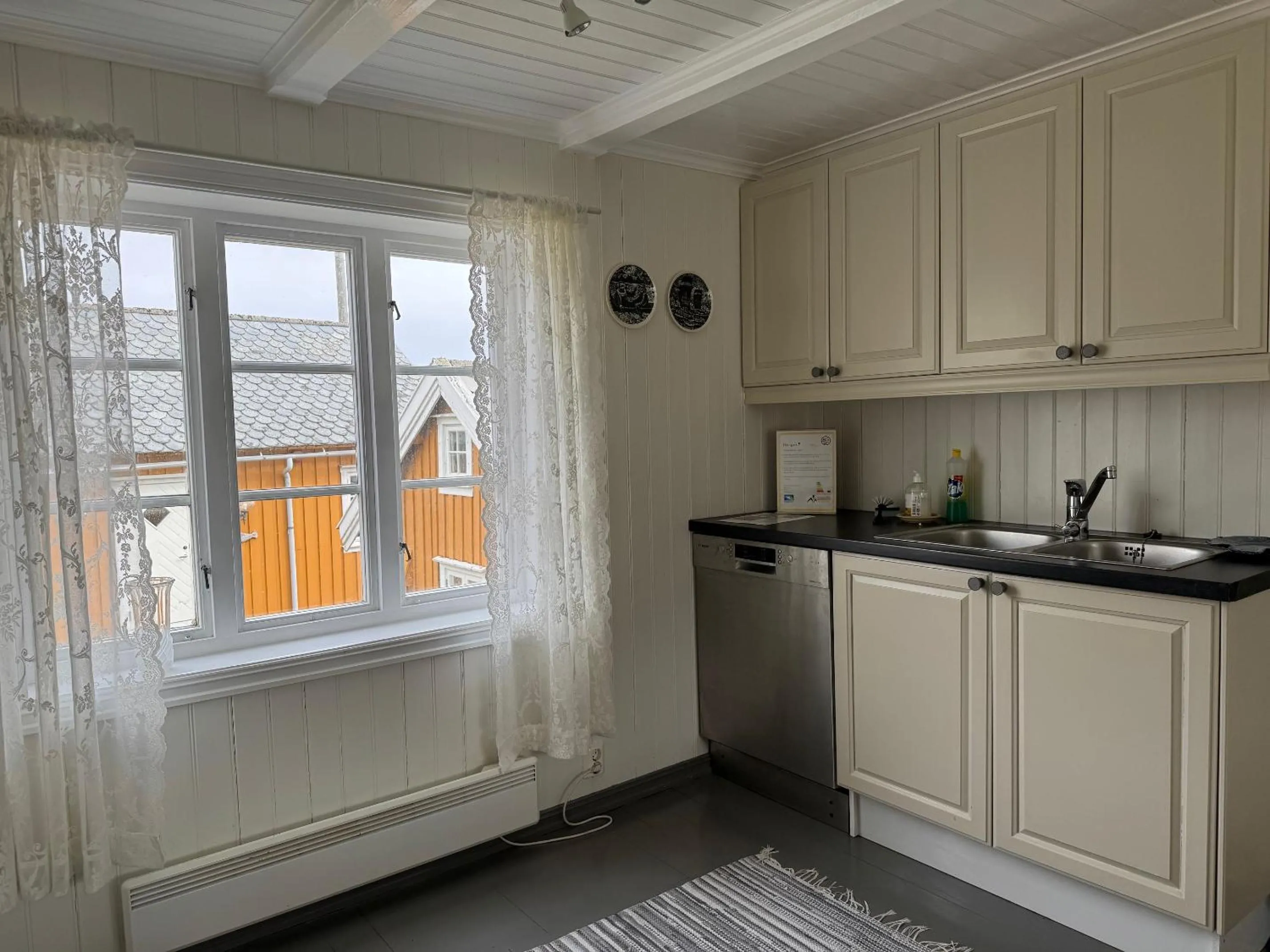 Kitchen or kitchenette in Sakrisøy Rorbuer