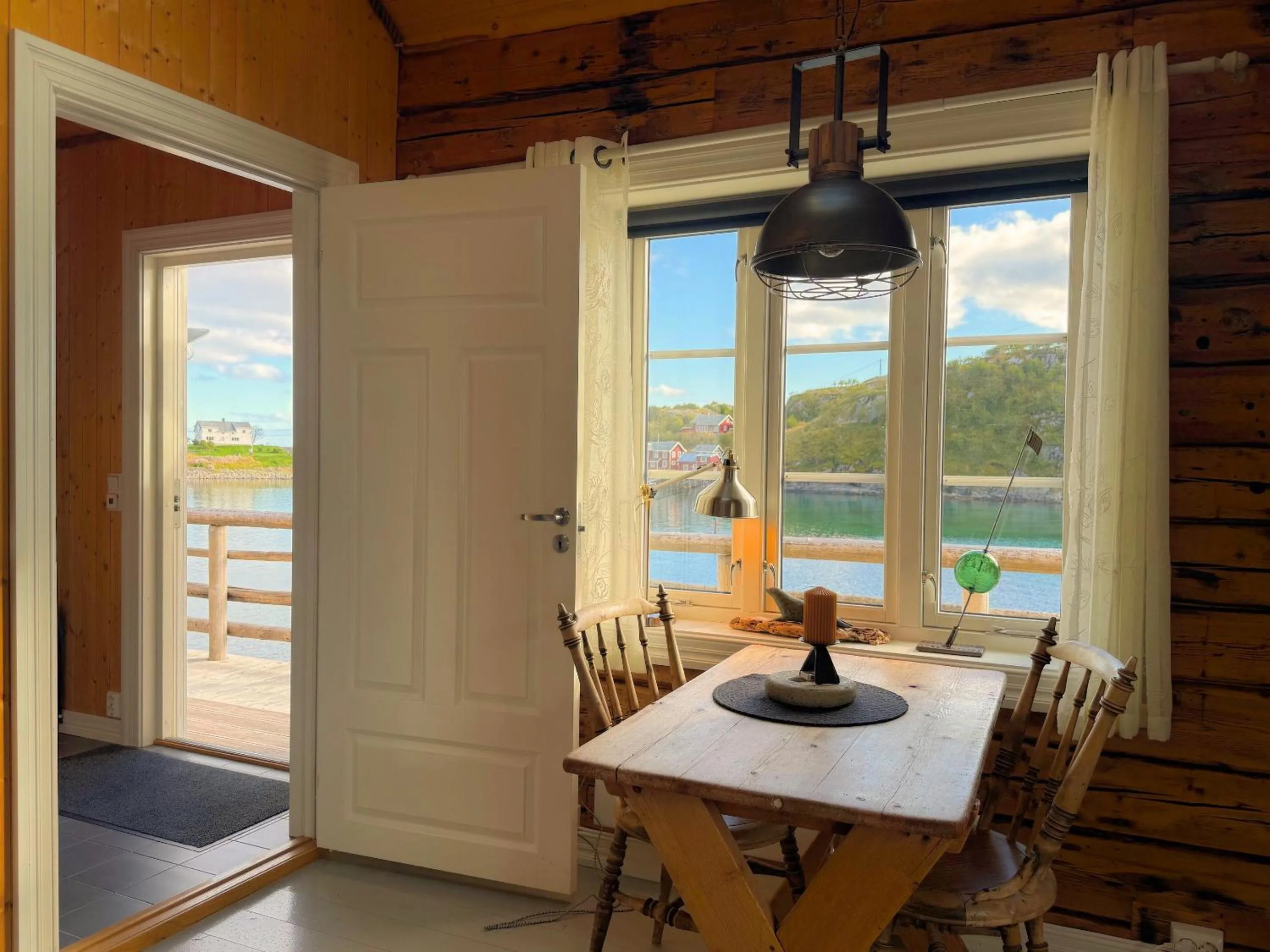 Dining area in Sakrisøy Rorbuer