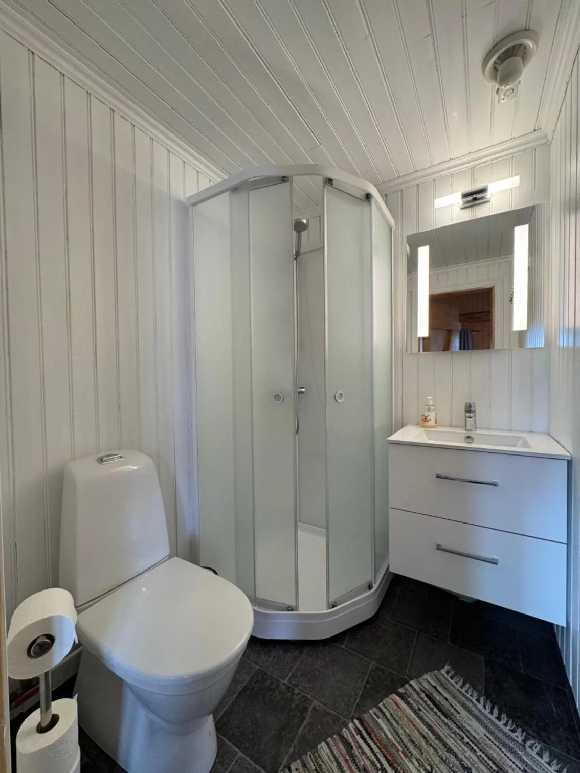Bathroom in Sakrisøy Rorbuer