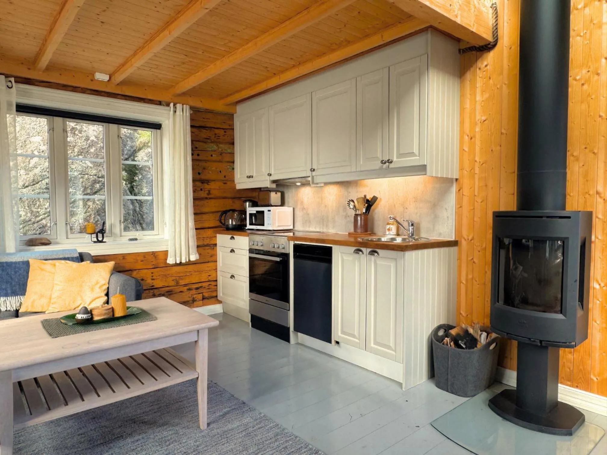 Kitchen or kitchenette in Sakrisøy Rorbuer