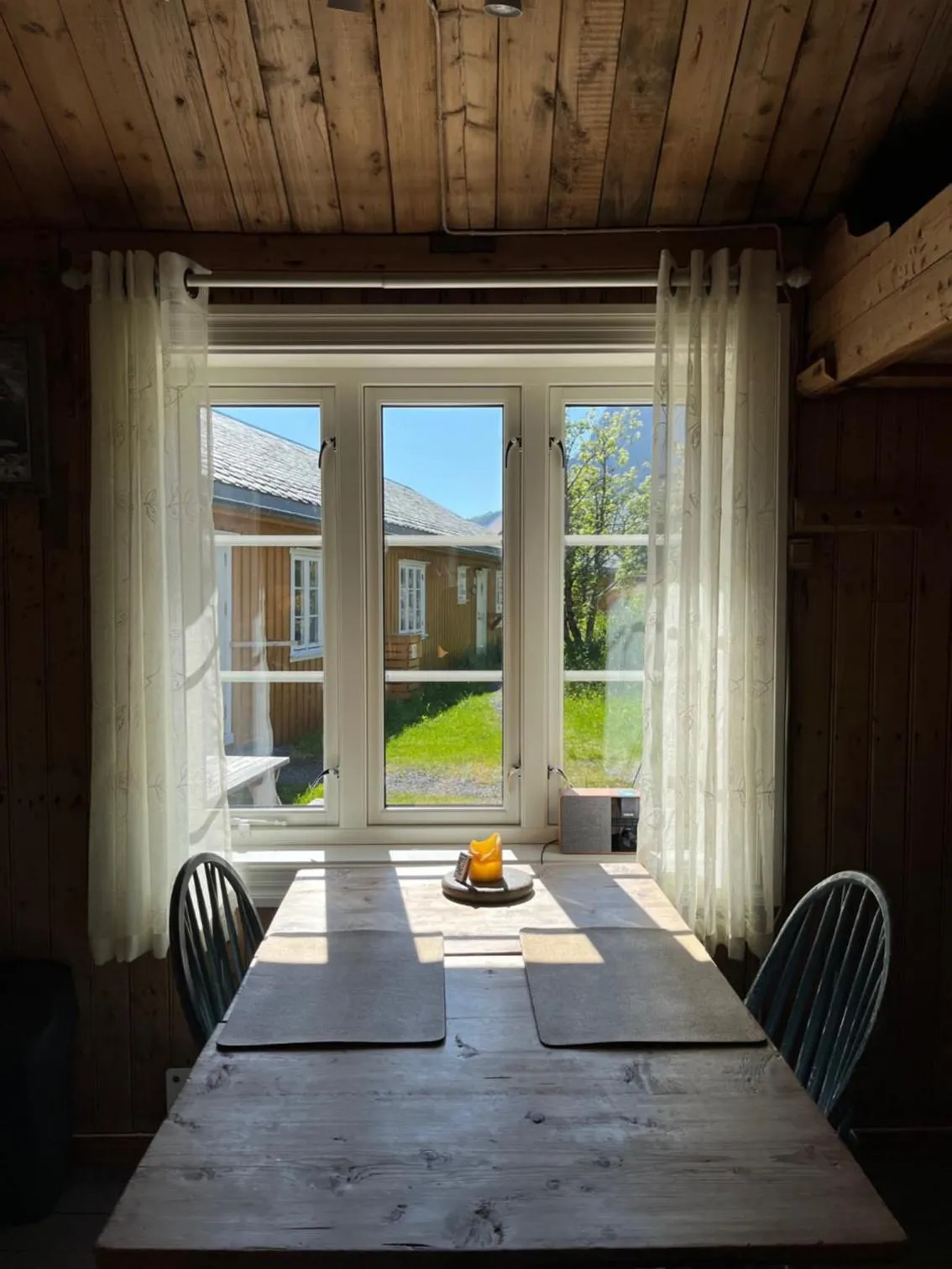 Dining area in Sakrisøy Rorbuer