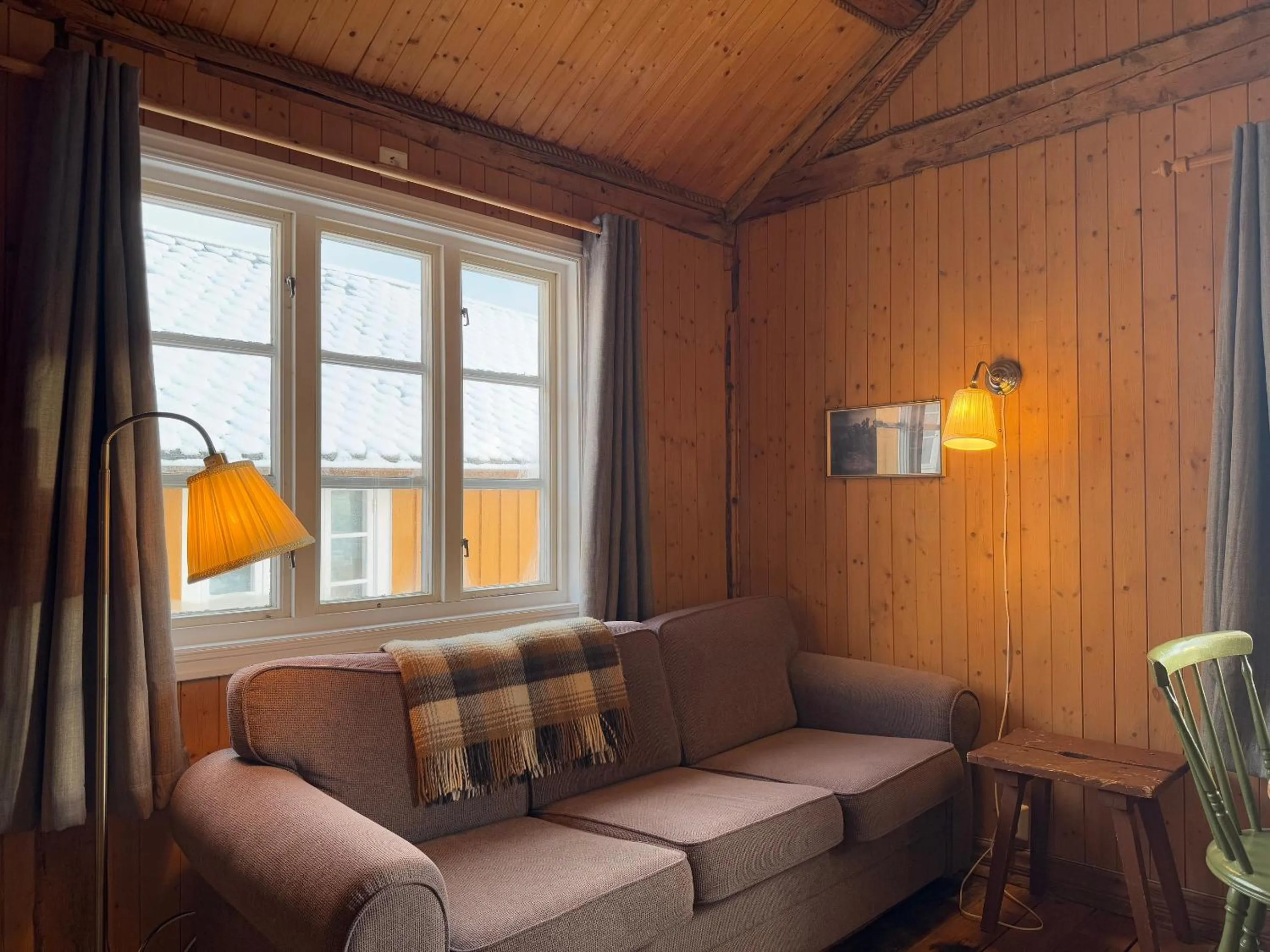 Seating area in Sakrisøy Rorbuer