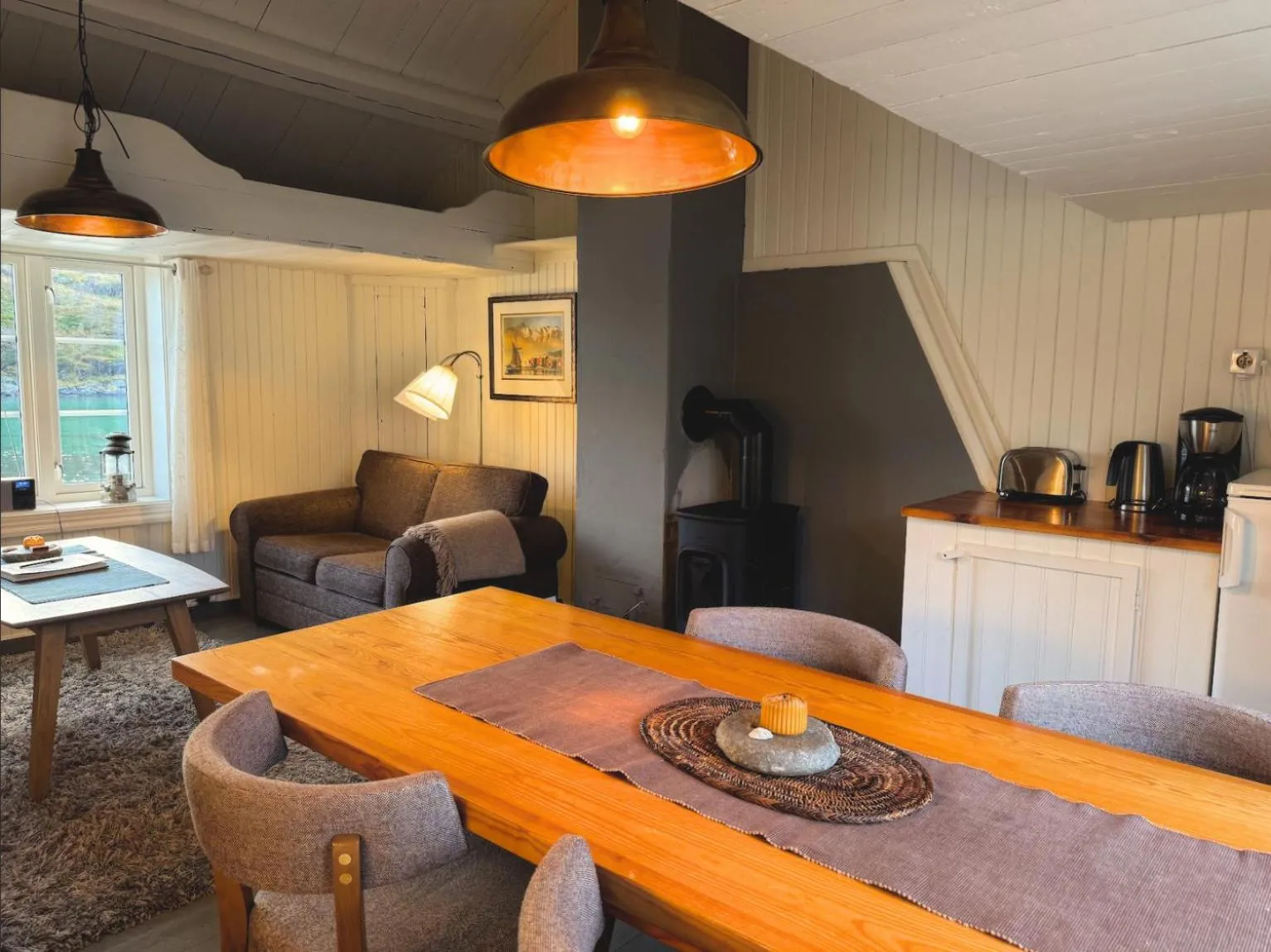 Kitchen or kitchenette in Sakrisøy Rorbuer