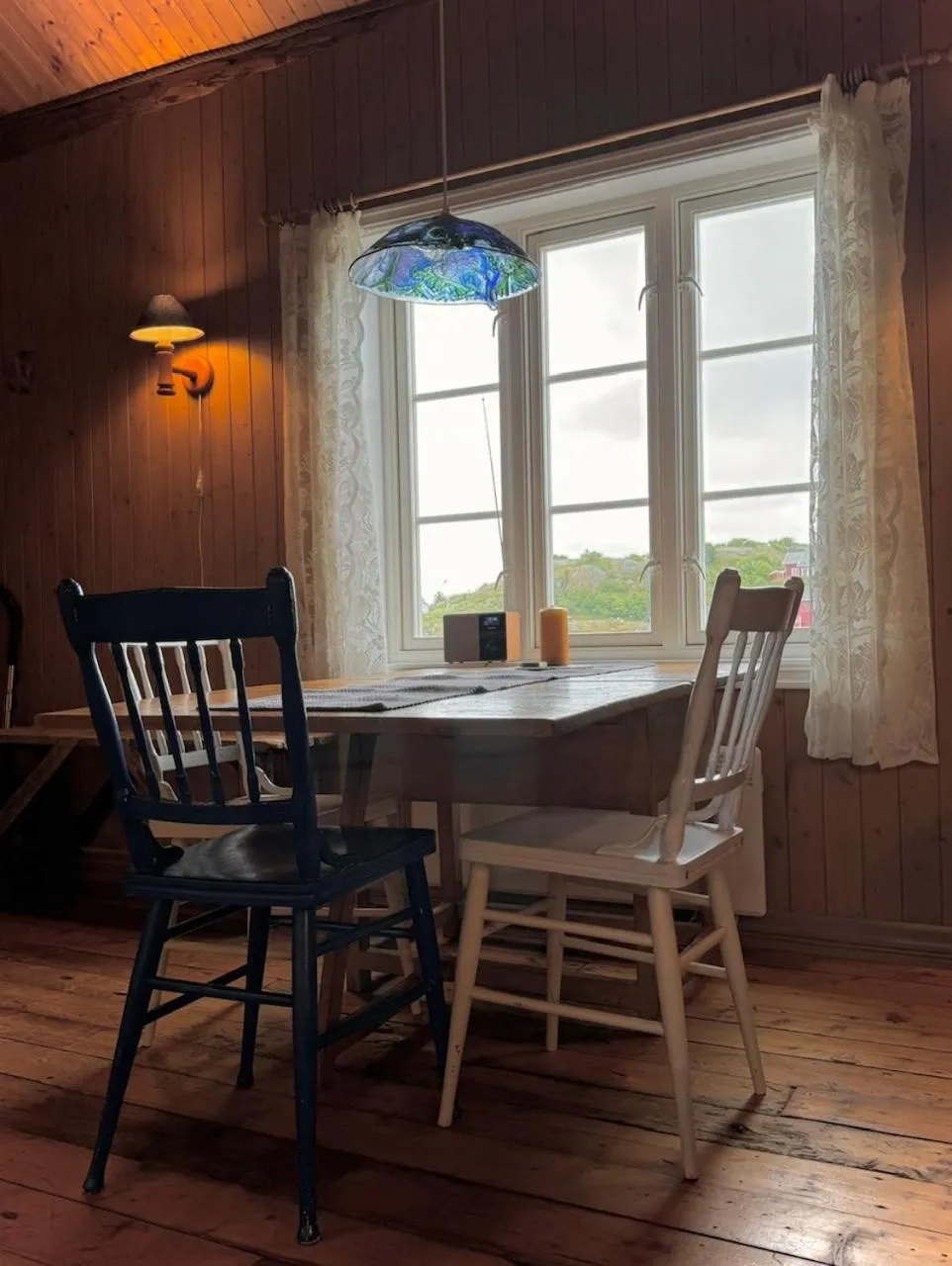 Dining area in Sakrisøy Rorbuer
