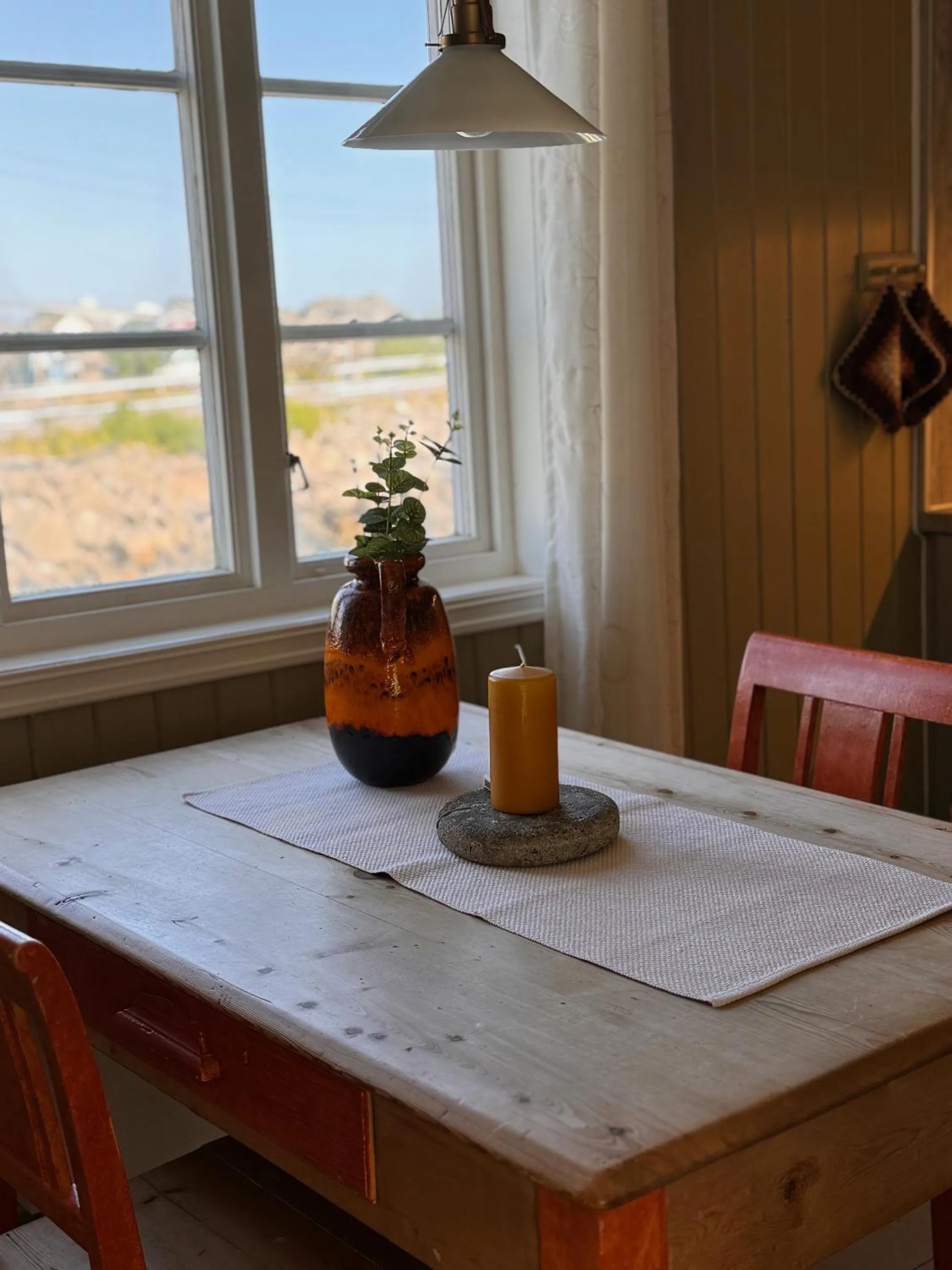 Dining area in Sakrisøy Rorbuer