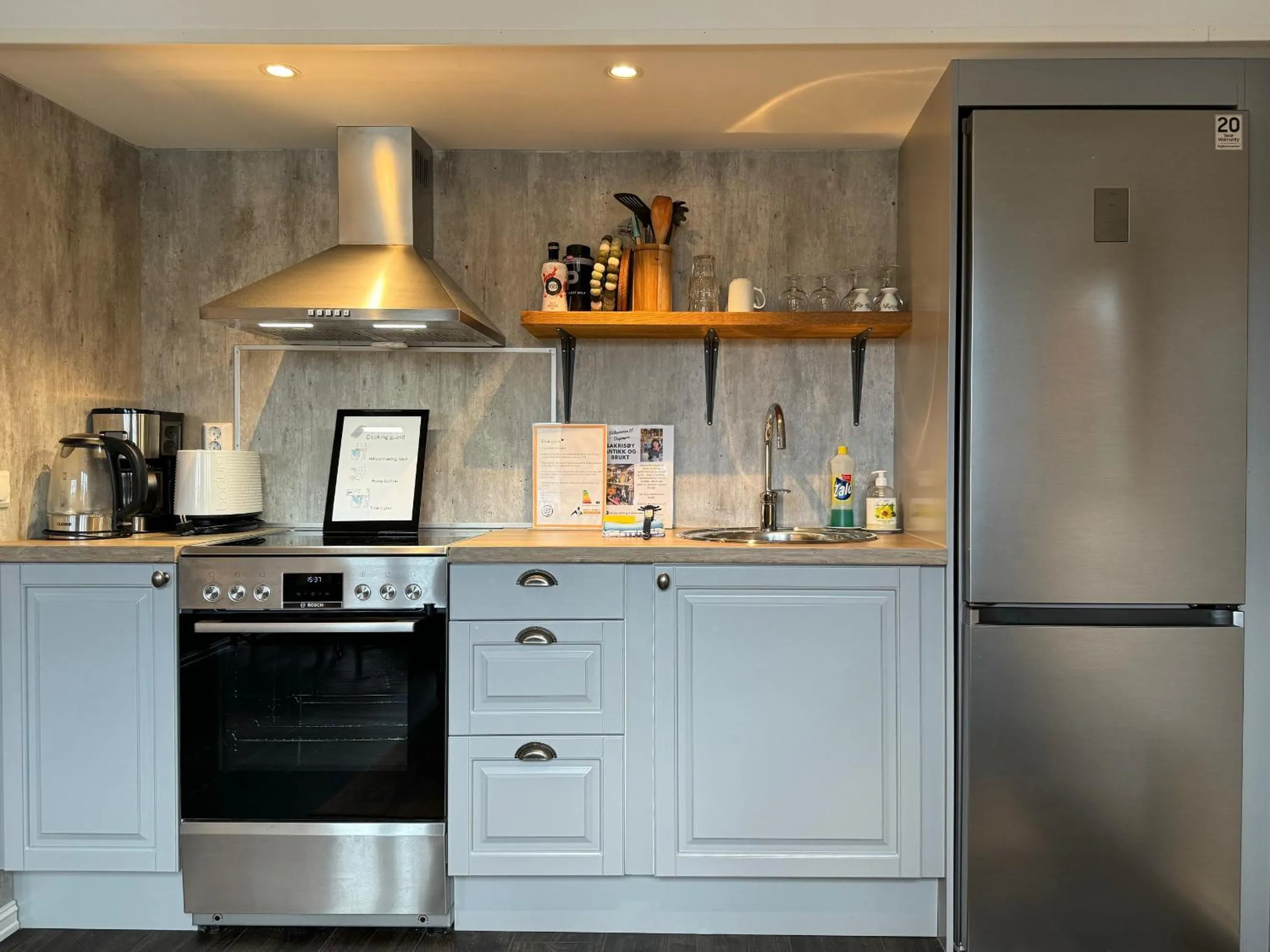 Kitchen or kitchenette in Sakrisøy Rorbuer
