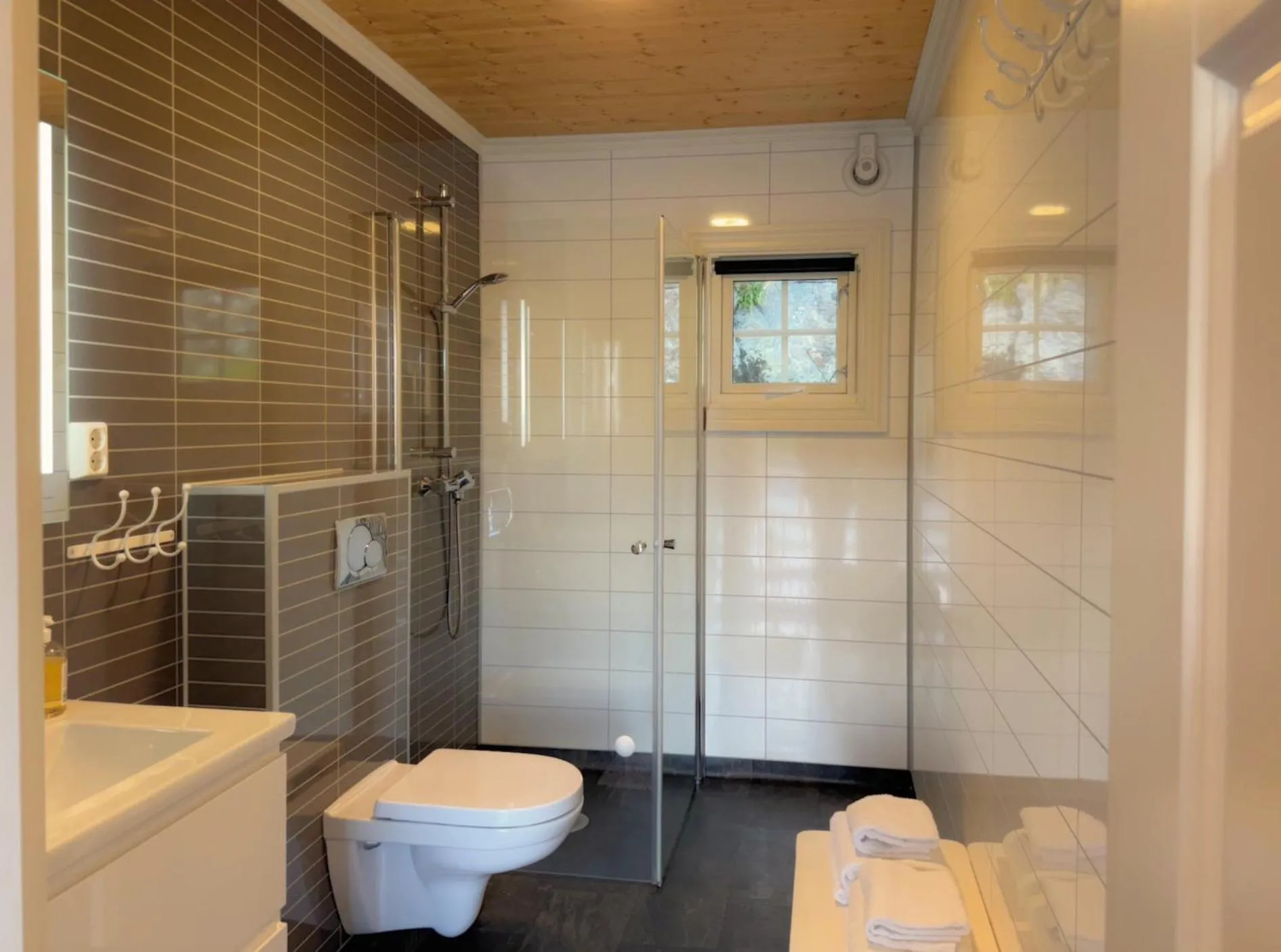 Bathroom in Sakrisøy Rorbuer
