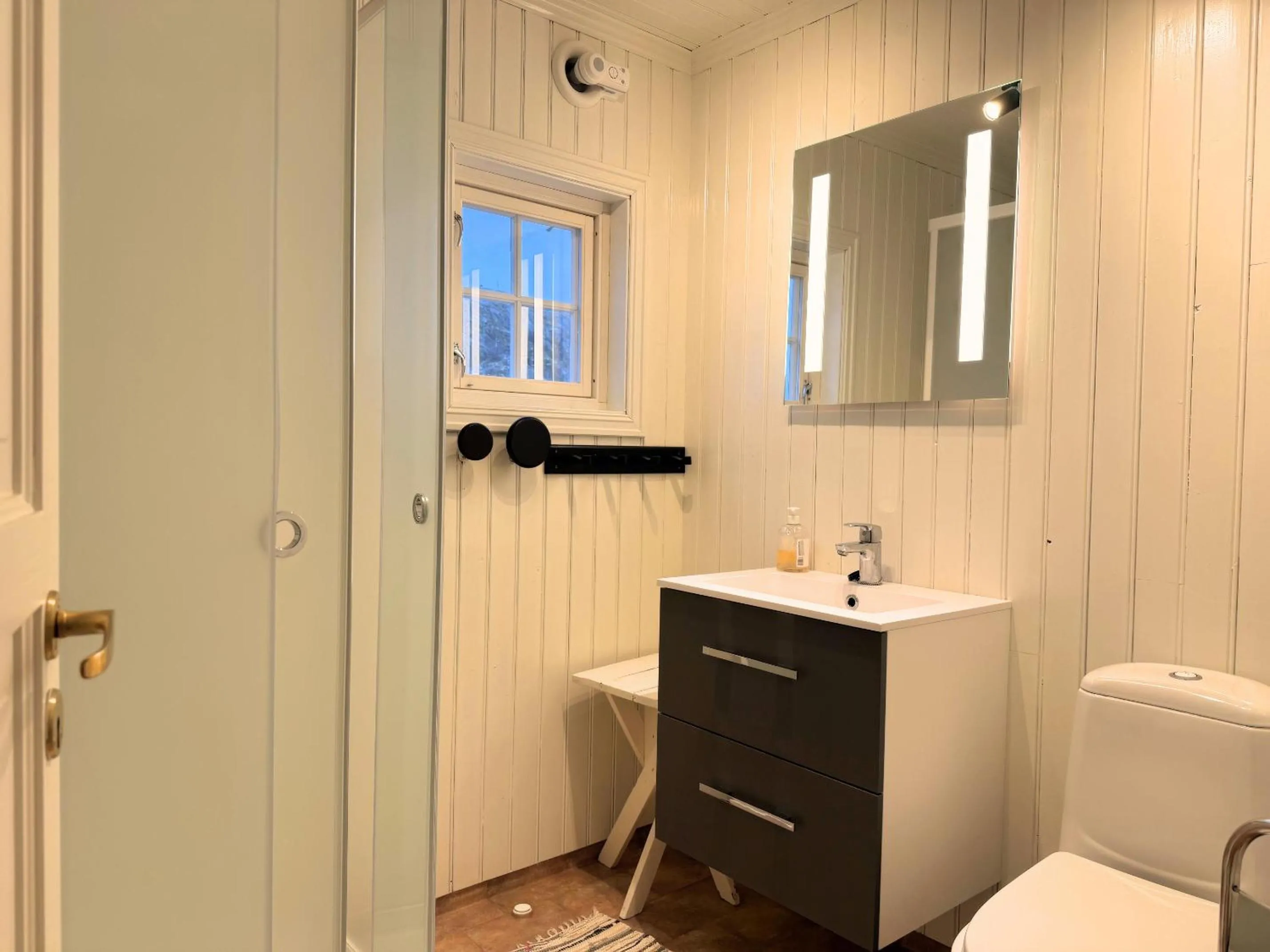 Bathroom in Sakrisøy Rorbuer