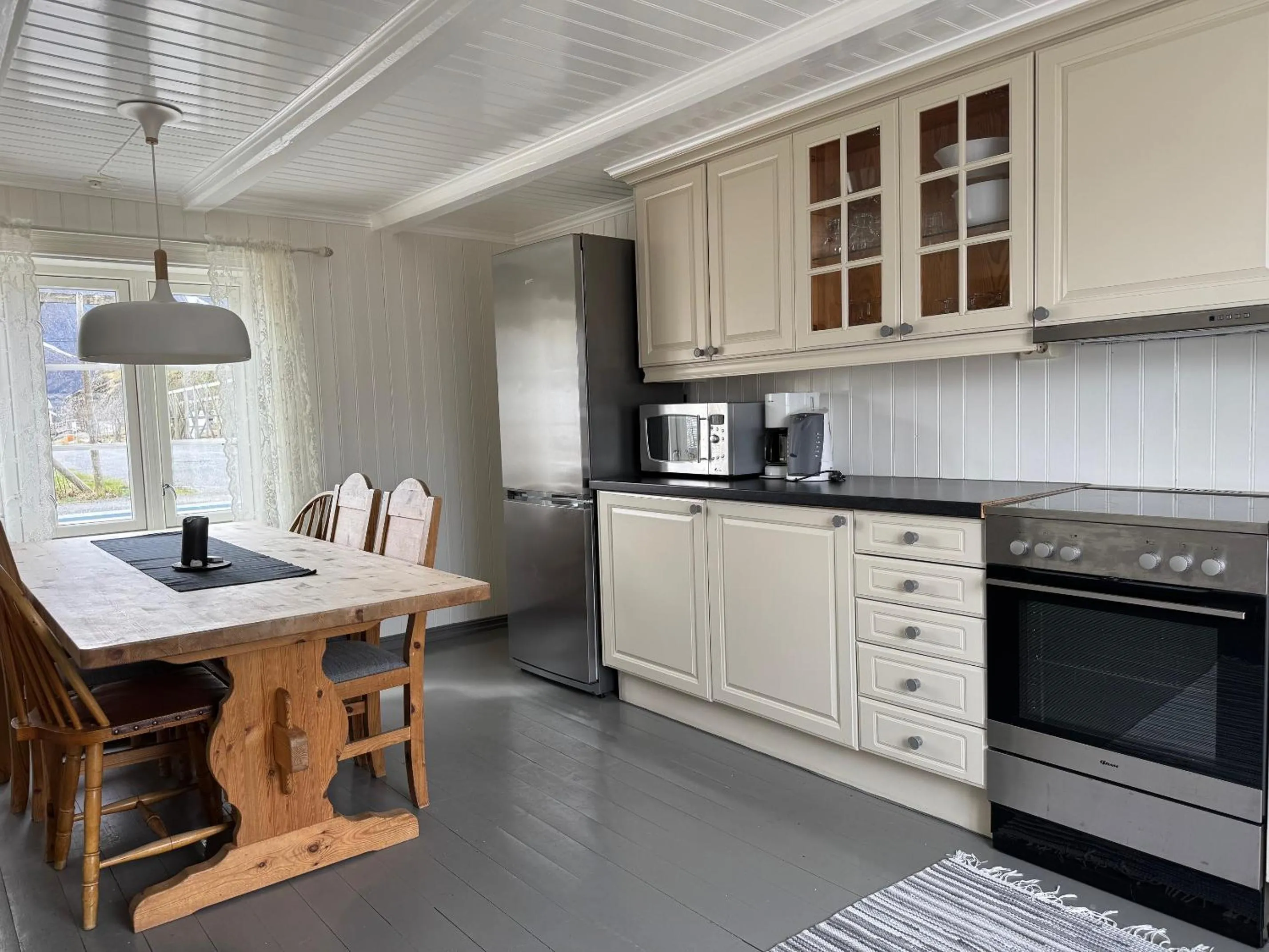 Kitchen or kitchenette in Sakrisøy Rorbuer