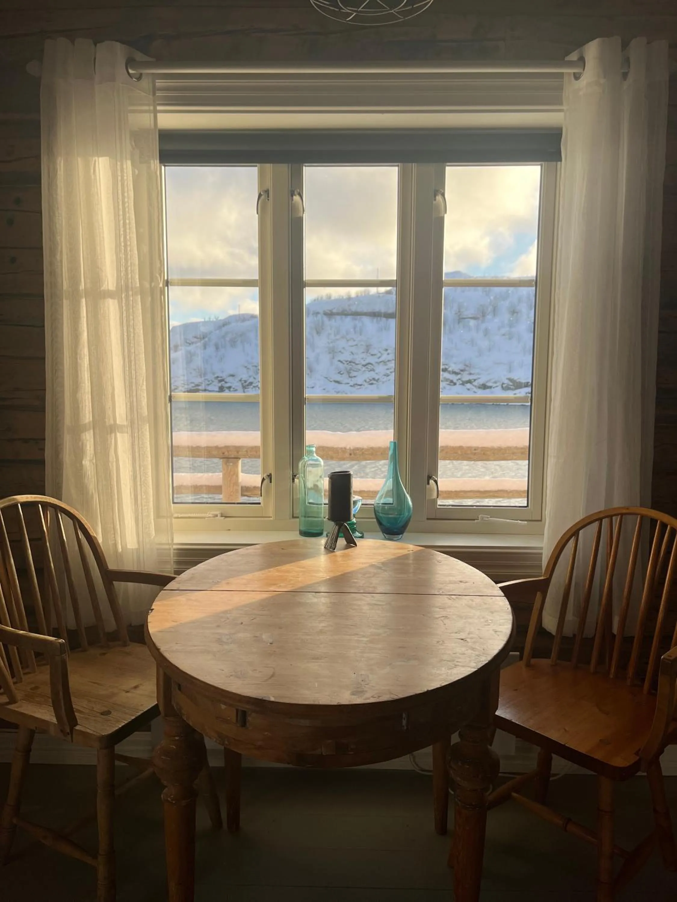 Dining area in Sakrisøy Rorbuer
