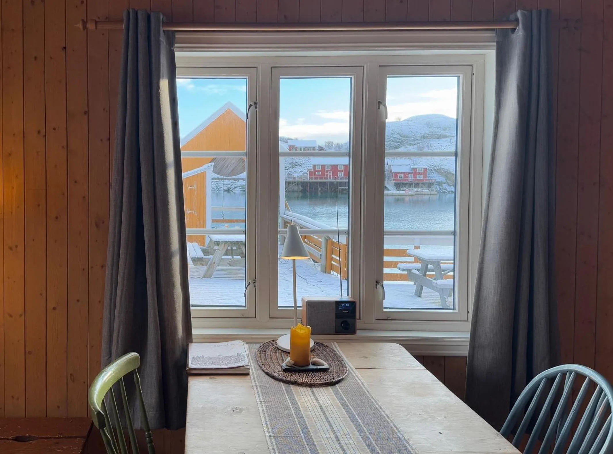 Dining area in Sakrisøy Rorbuer