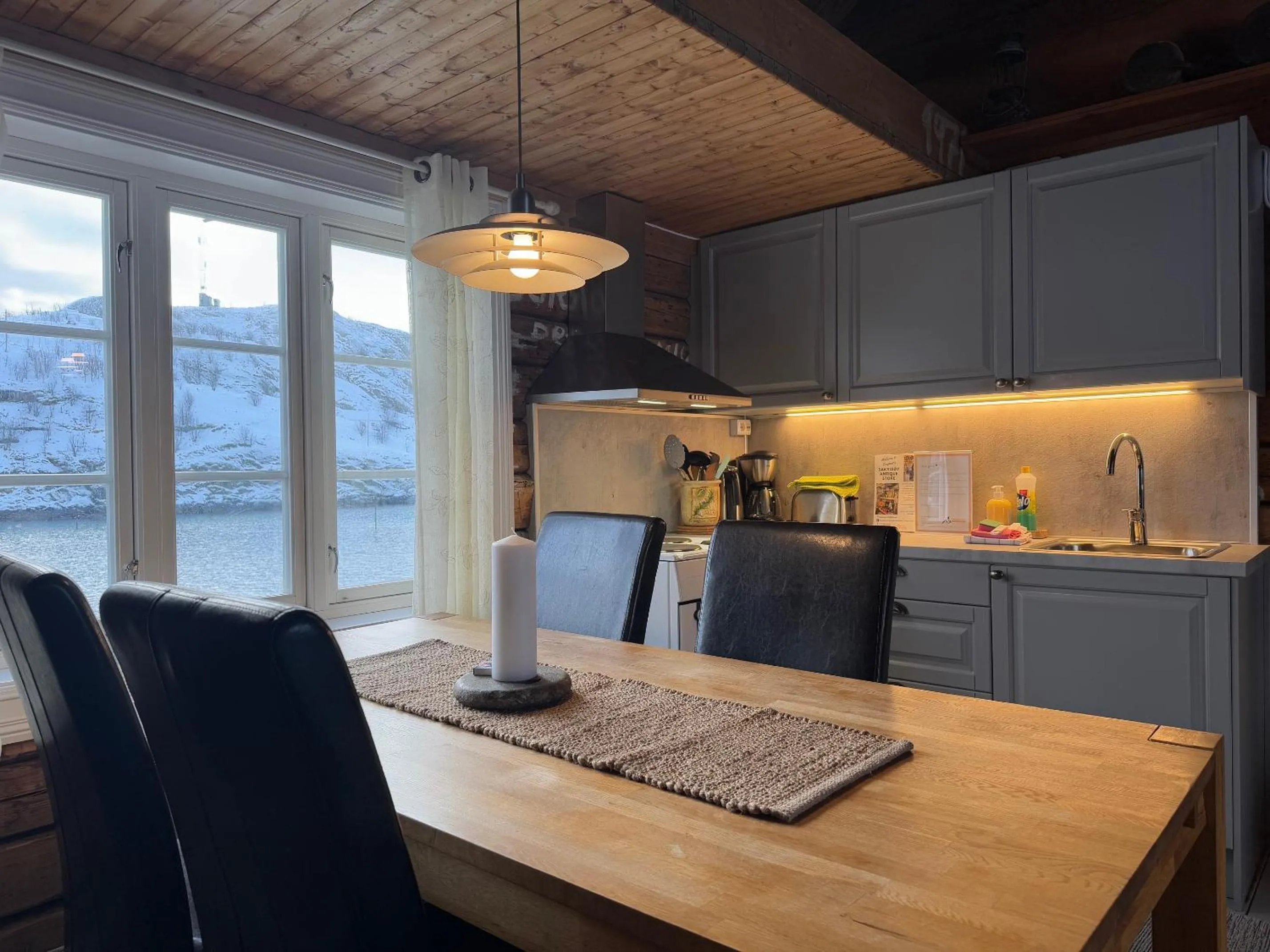 Kitchen or kitchenette in Sakrisøy Rorbuer