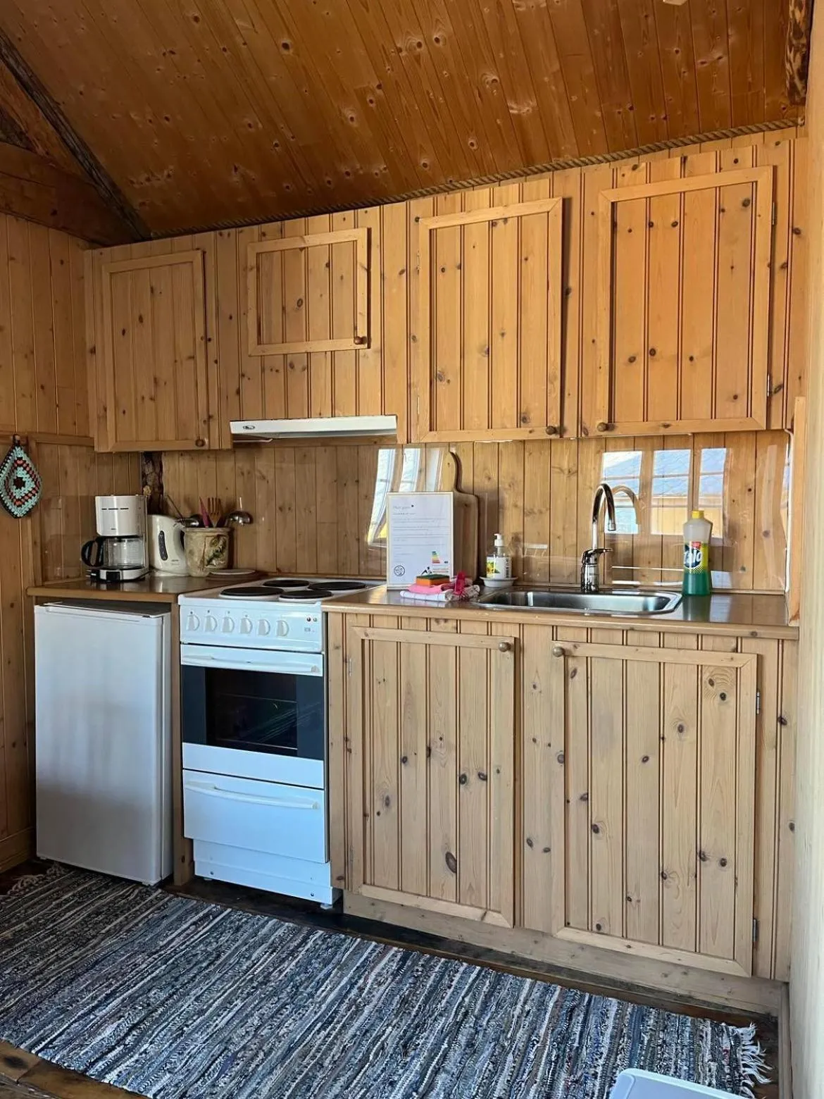 Kitchen or kitchenette in Sakrisøy Rorbuer