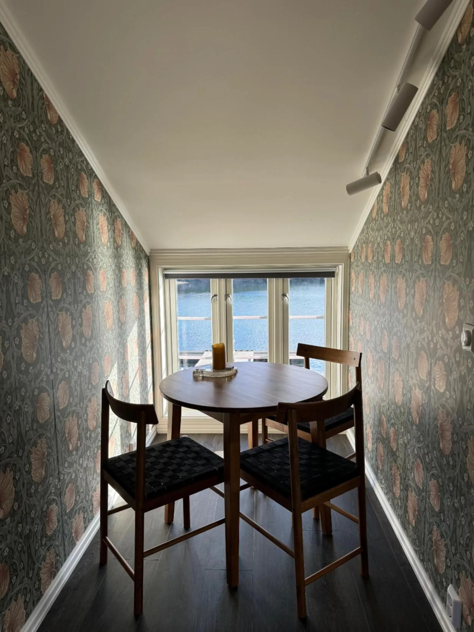Dining area in Sakrisøy Rorbuer
