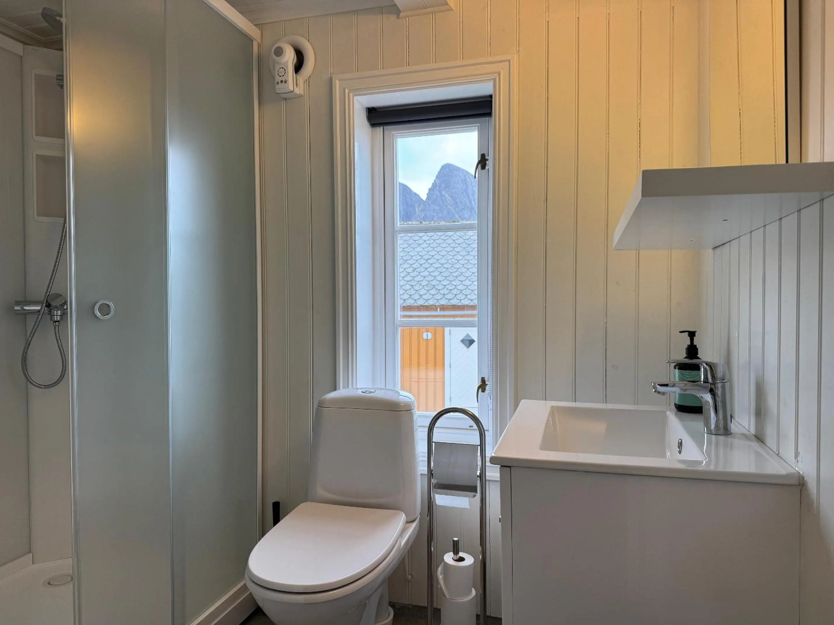 Bathroom in Sakrisøy Rorbuer